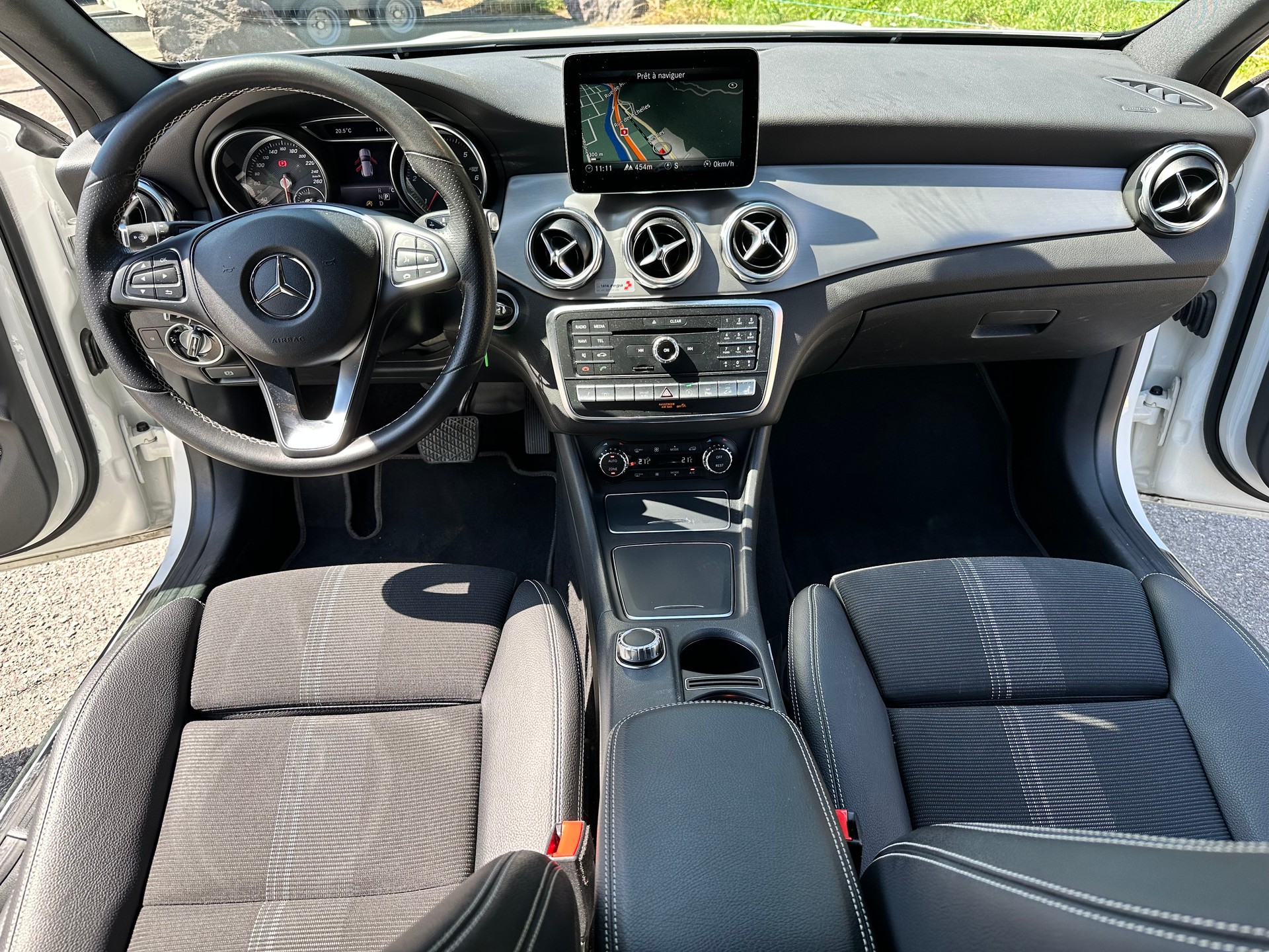 MERCEDES-BENZ GLA 200 d Style 4Matic 7G-DCT-image-11
