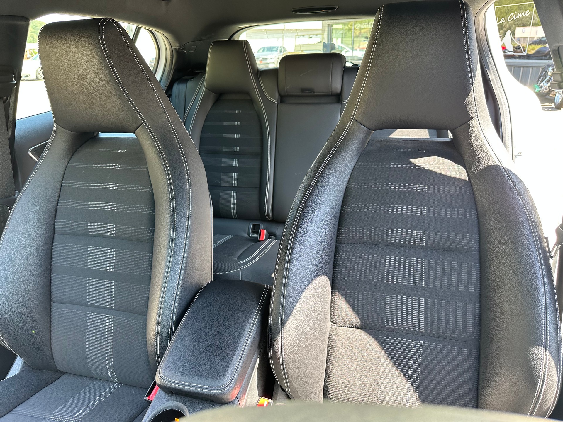 MERCEDES-BENZ GLA 200 d Style 4Matic 7G-DCT-image-14
