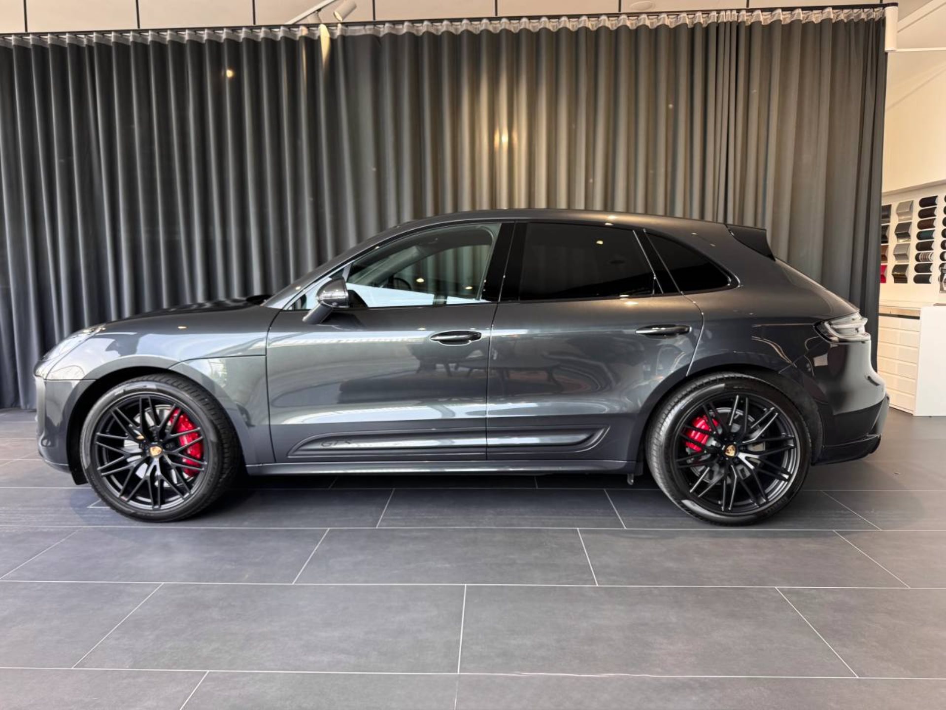 PORSCHE Macan GTS-showroom-element-1