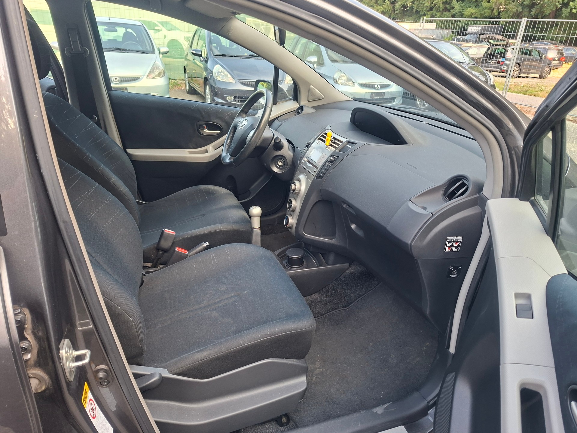 TOYOTA Yaris 1.3 Linea Sol-image-9