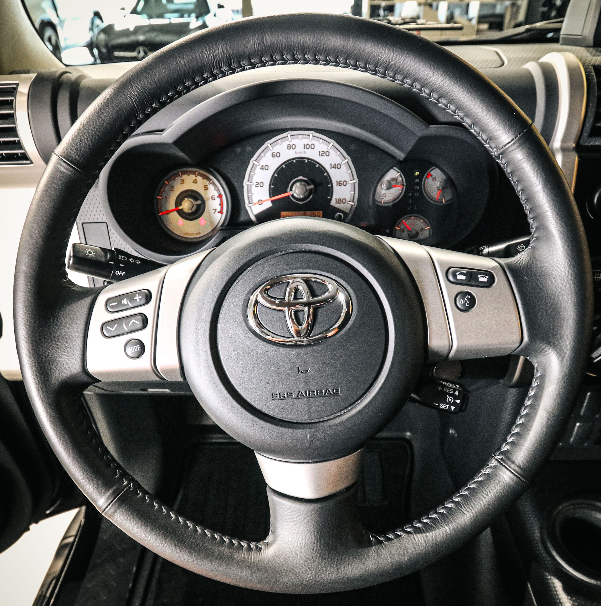 TOYOTA FJ Cruiser GXR 4.0 Automatic-image-13