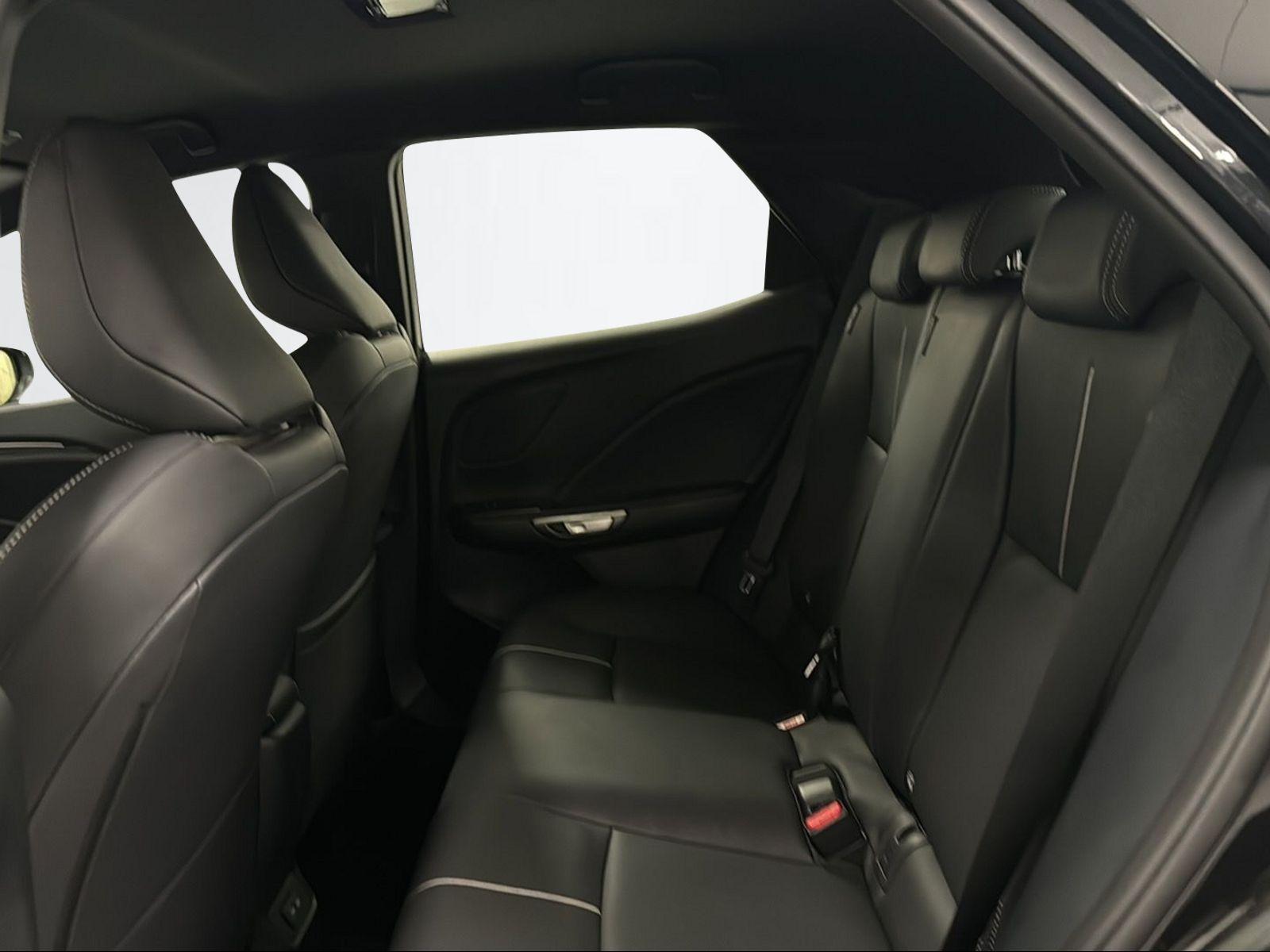 LEXUS LBX 1.5 Hybrid Relax AWD-image-11