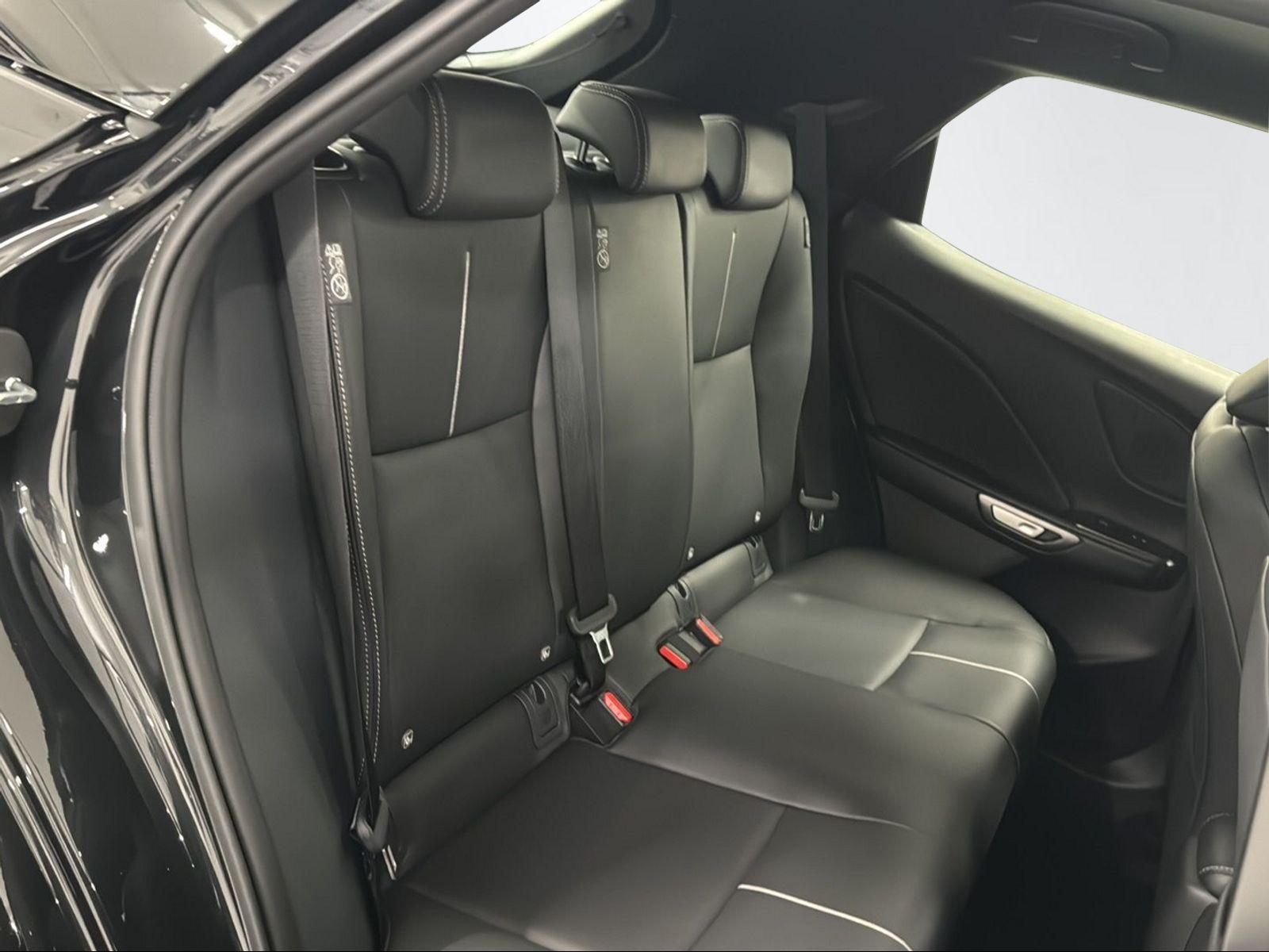 LEXUS LBX 1.5 Hybrid Relax AWD-image-12
