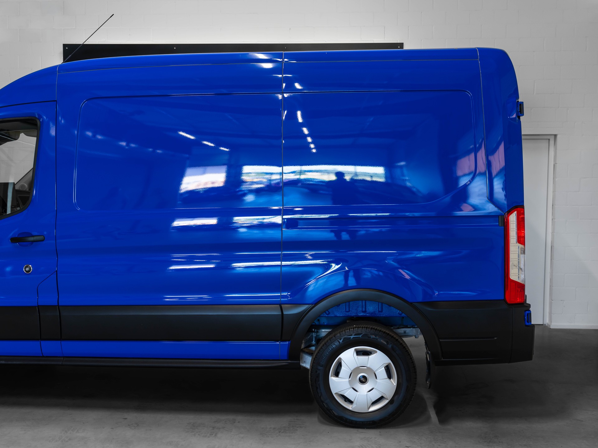 FORD E-Transit Van 350 L2 Basis RWD 68kWh-image-19