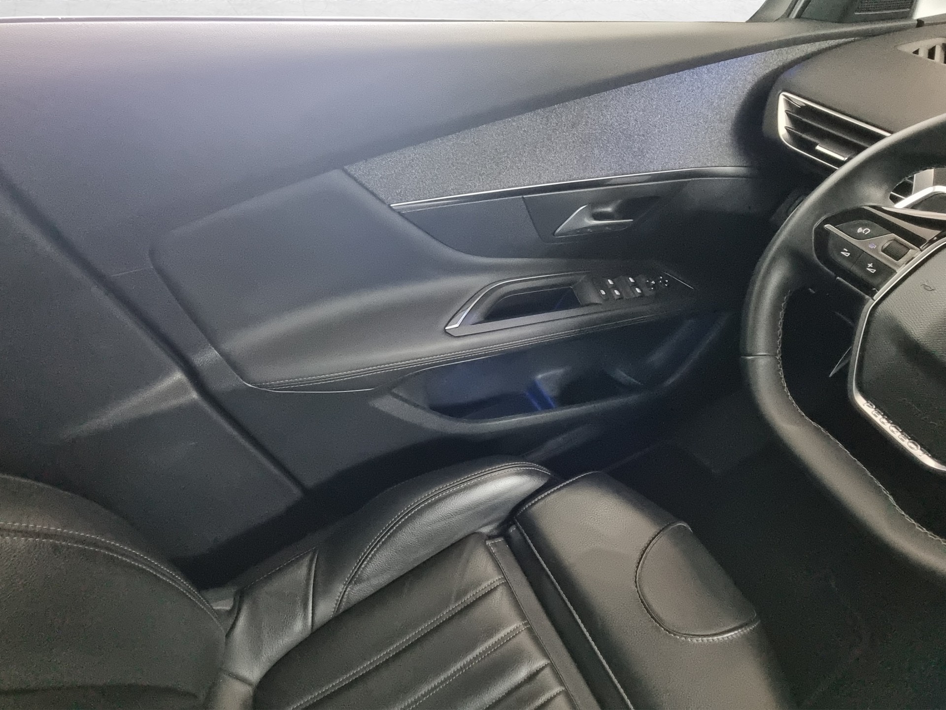 PEUGEOT 3008 1.6 THP Active-image-11