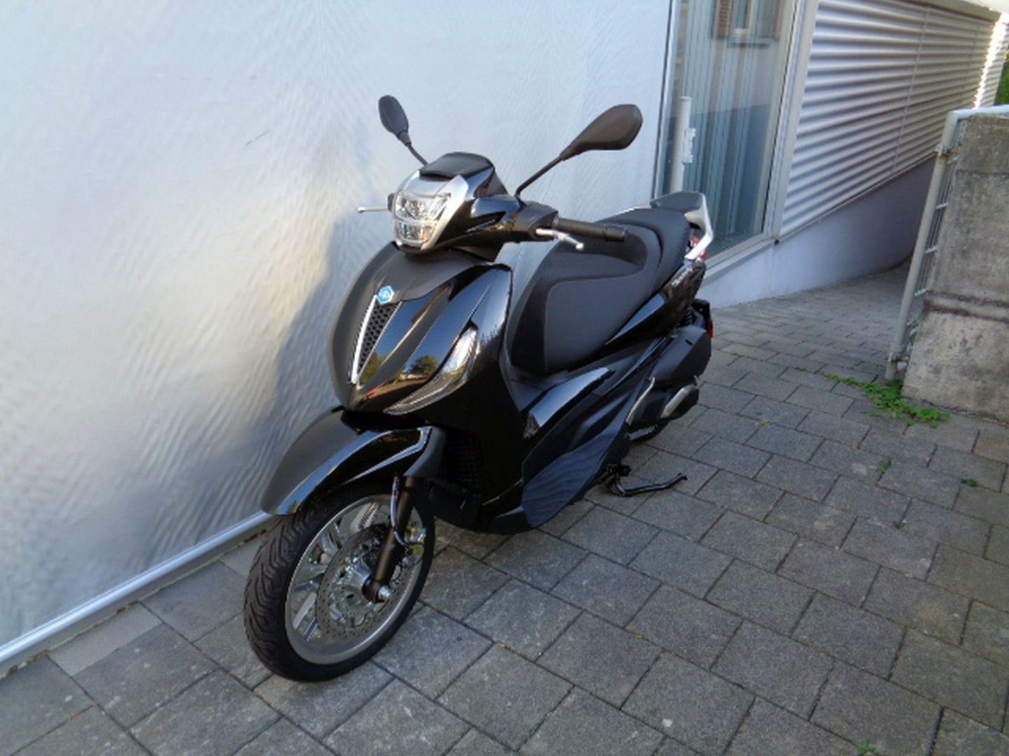 PIAGGIO BEVERLY 300 HPE-image-1