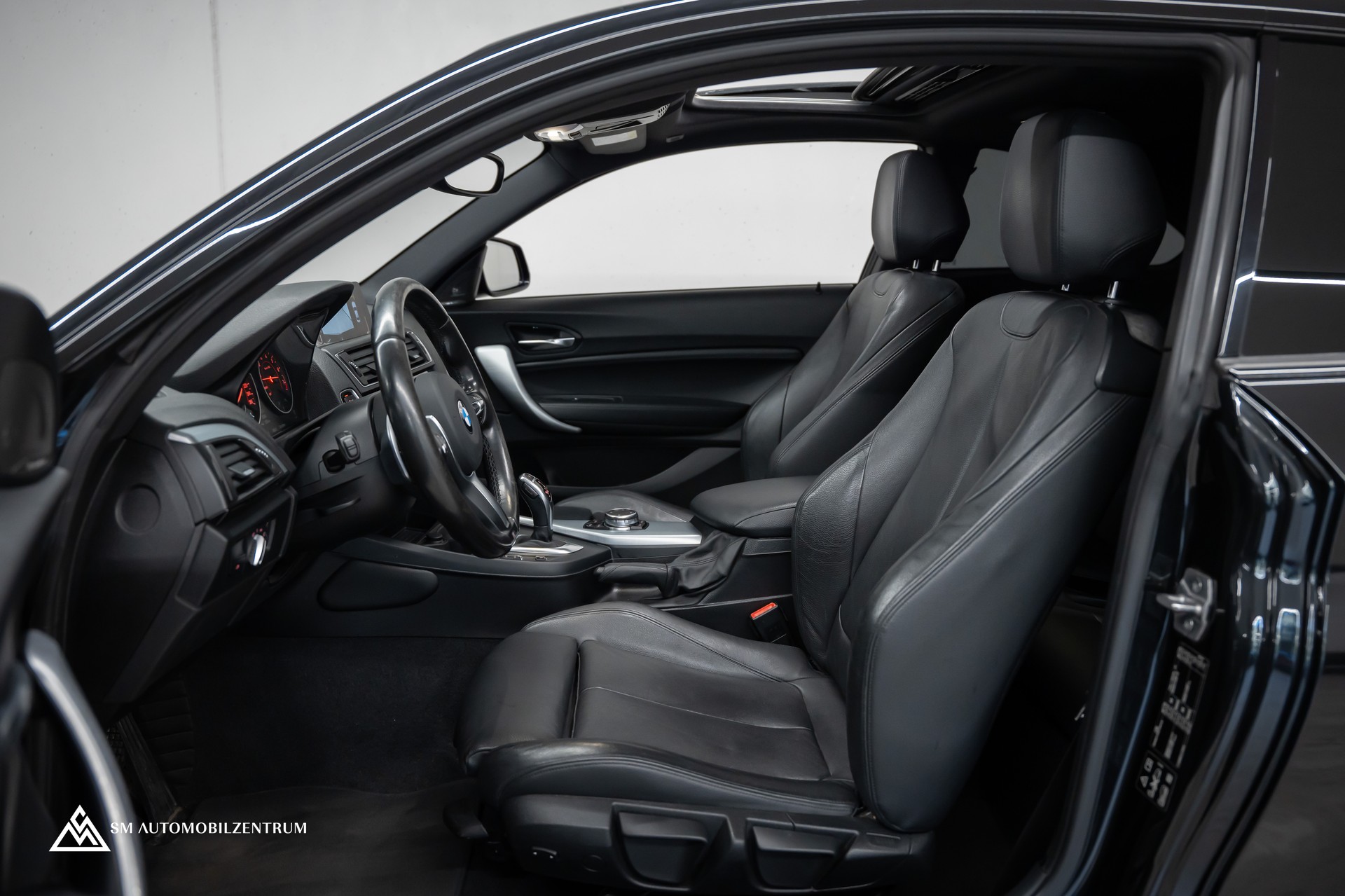 BMW M235i xDrive Steptronic / M-Performance Abgasanlage / Panorama / Rückfahrkamera-image-16