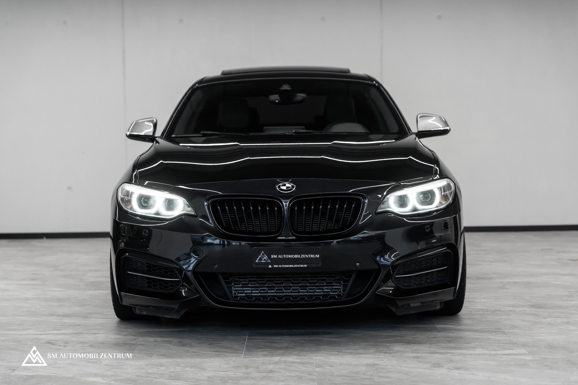 BMW M235i xDrive Steptronic / M-Performance Abgasanlage / Panorama / Rückfahrkamera-showroom-element-1