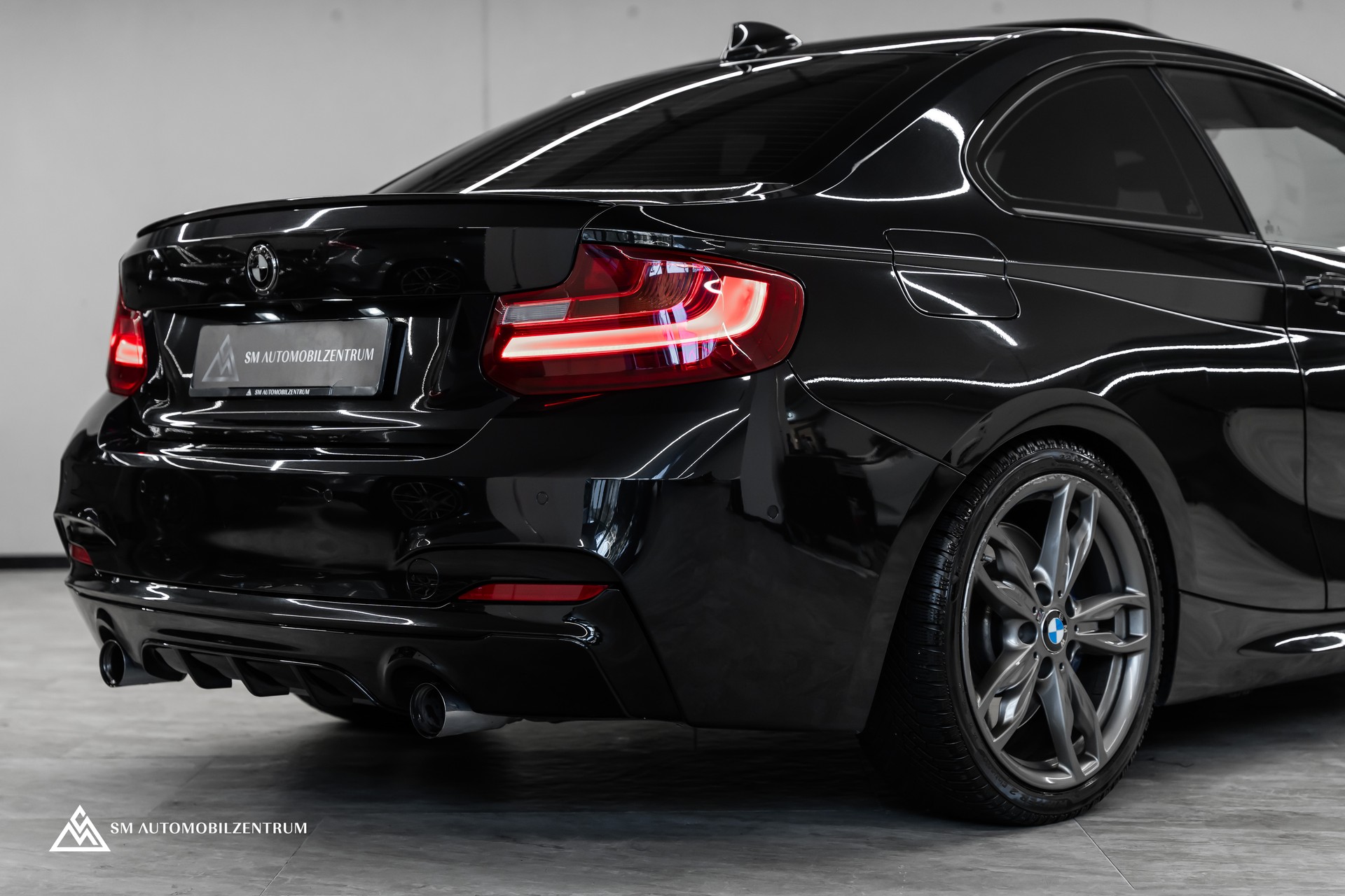 BMW M235i xDrive Steptronic / M-Performance Abgasanlage / Panorama / Rückfahrkamera-image-9