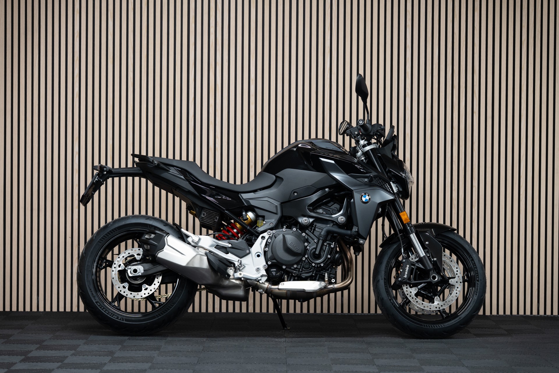 BMW F 900 R A2 mit elektronischem Fahrwerk und extra-niedriger Sitzhöhe von nur 770mm-image-0