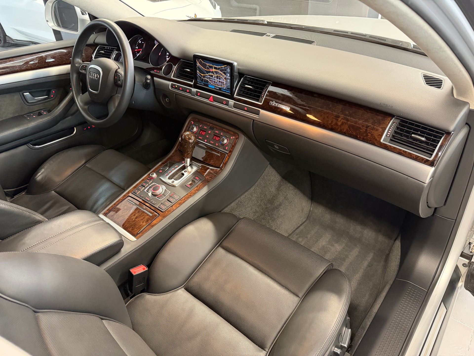 AUDI A8 L 4.2 TDI quattro tiptronic-image-12