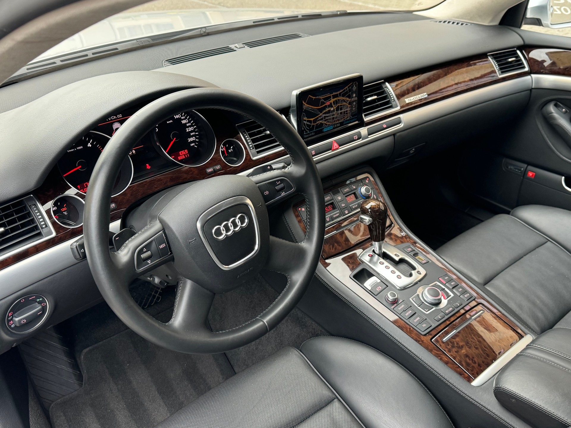 AUDI A8 L 4.2 TDI quattro tiptronic-image-9