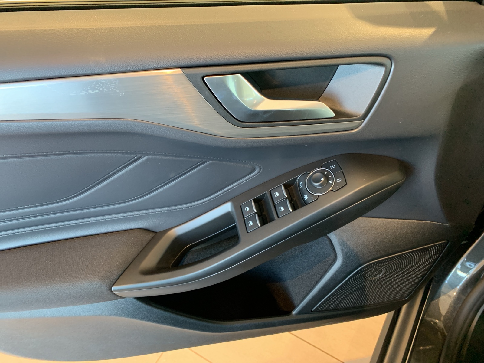 FORD Focus Station Wagon 1.0i EcoB Hybrid 155 Titanium-image-7