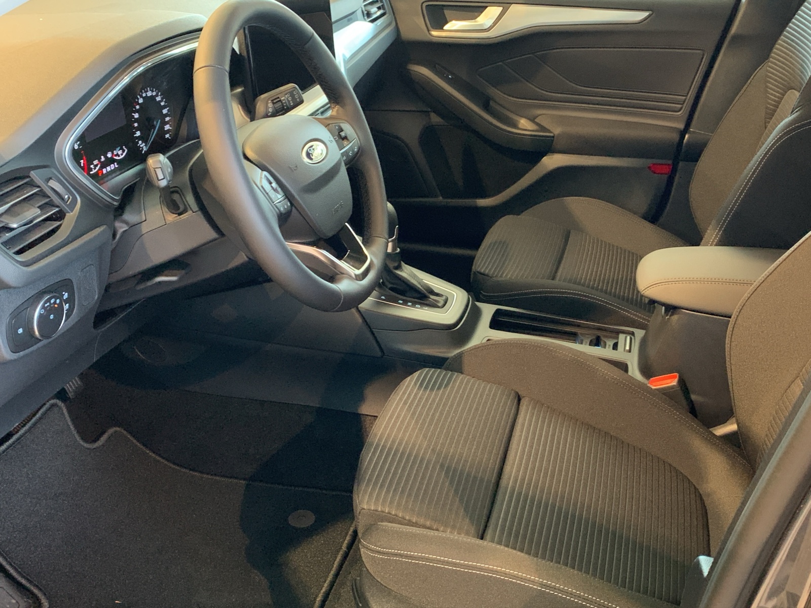 FORD Focus Station Wagon 1.0i EcoB Hybrid 155 Titanium-image-6