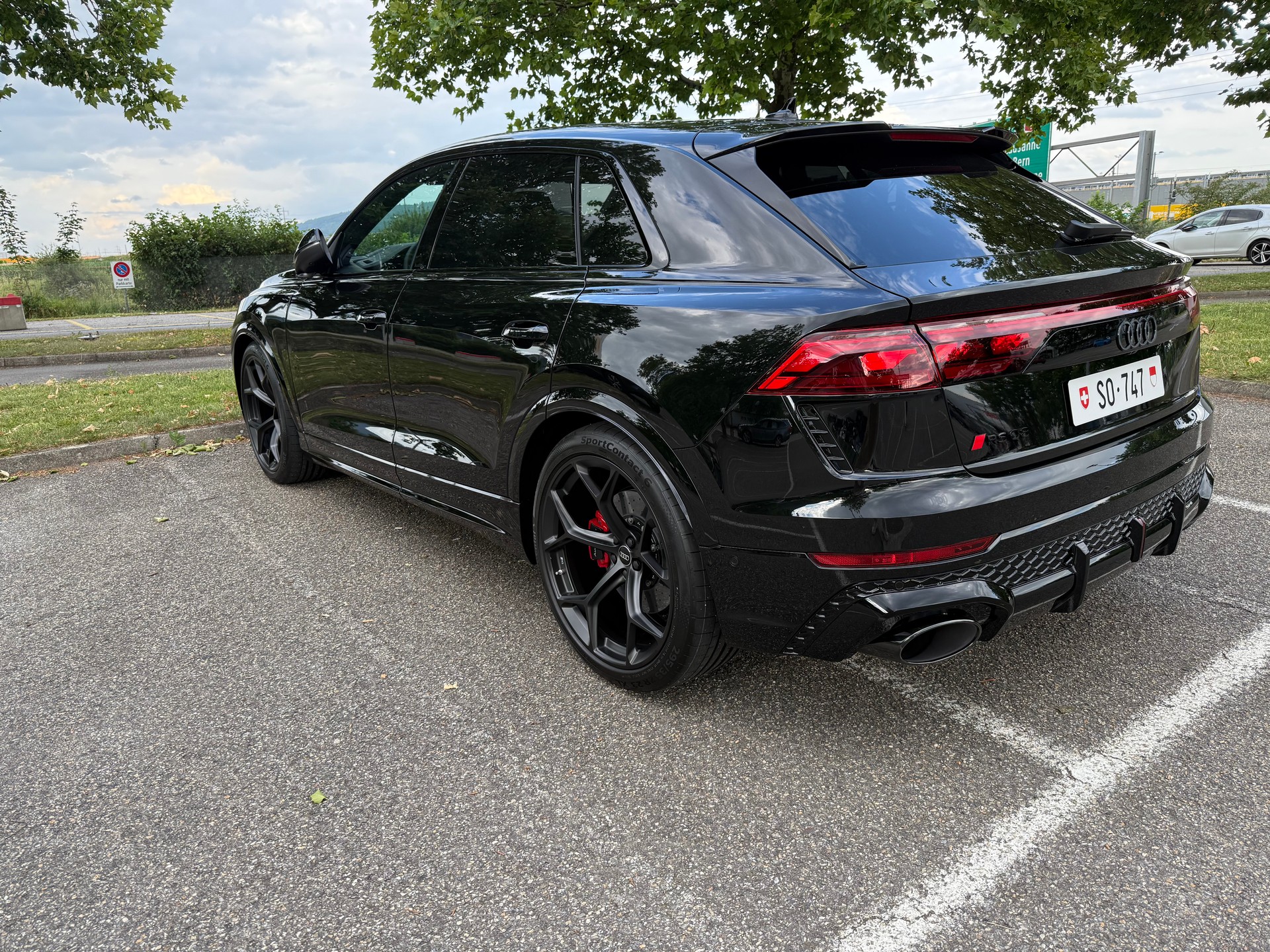 AUDI AUDI RSQ8 performance - CH-Fahrzeug / Leasing möglich / Gratisservice / Keramikbremsen / Panoramadach / Sportabgasanlage u.v.m.-image-4