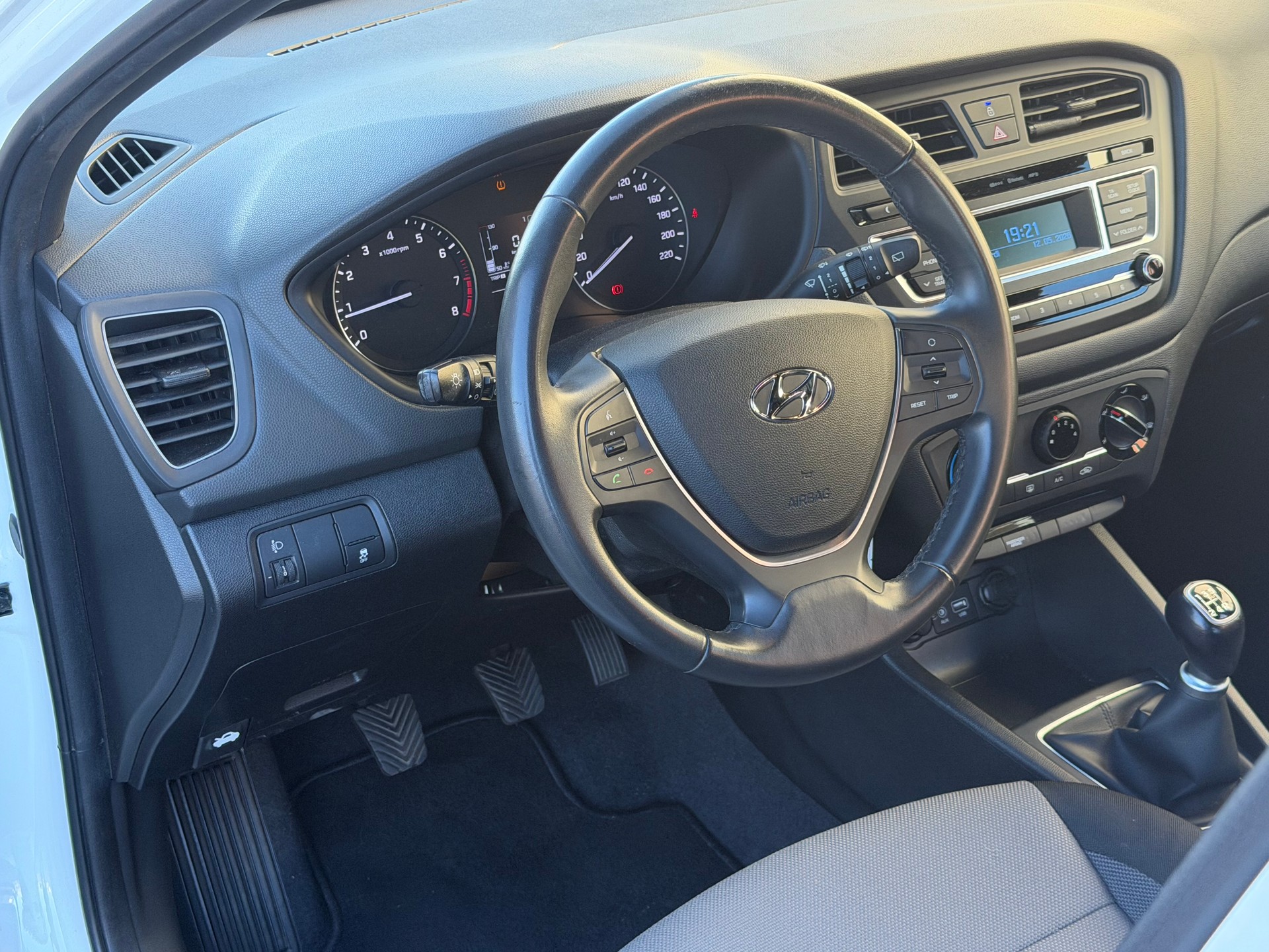 HYUNDAI i20 1.2 Amplia-image-6