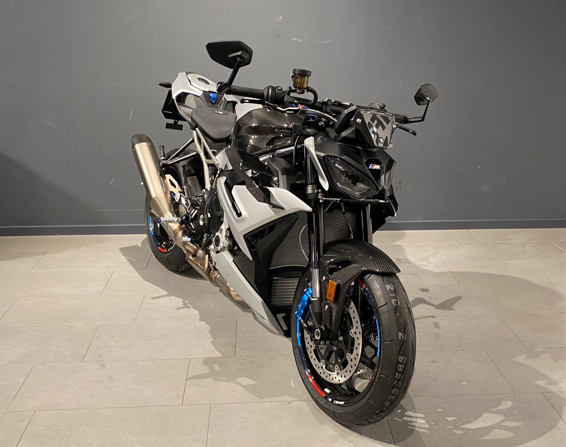 BMW M 1000 R-image-1