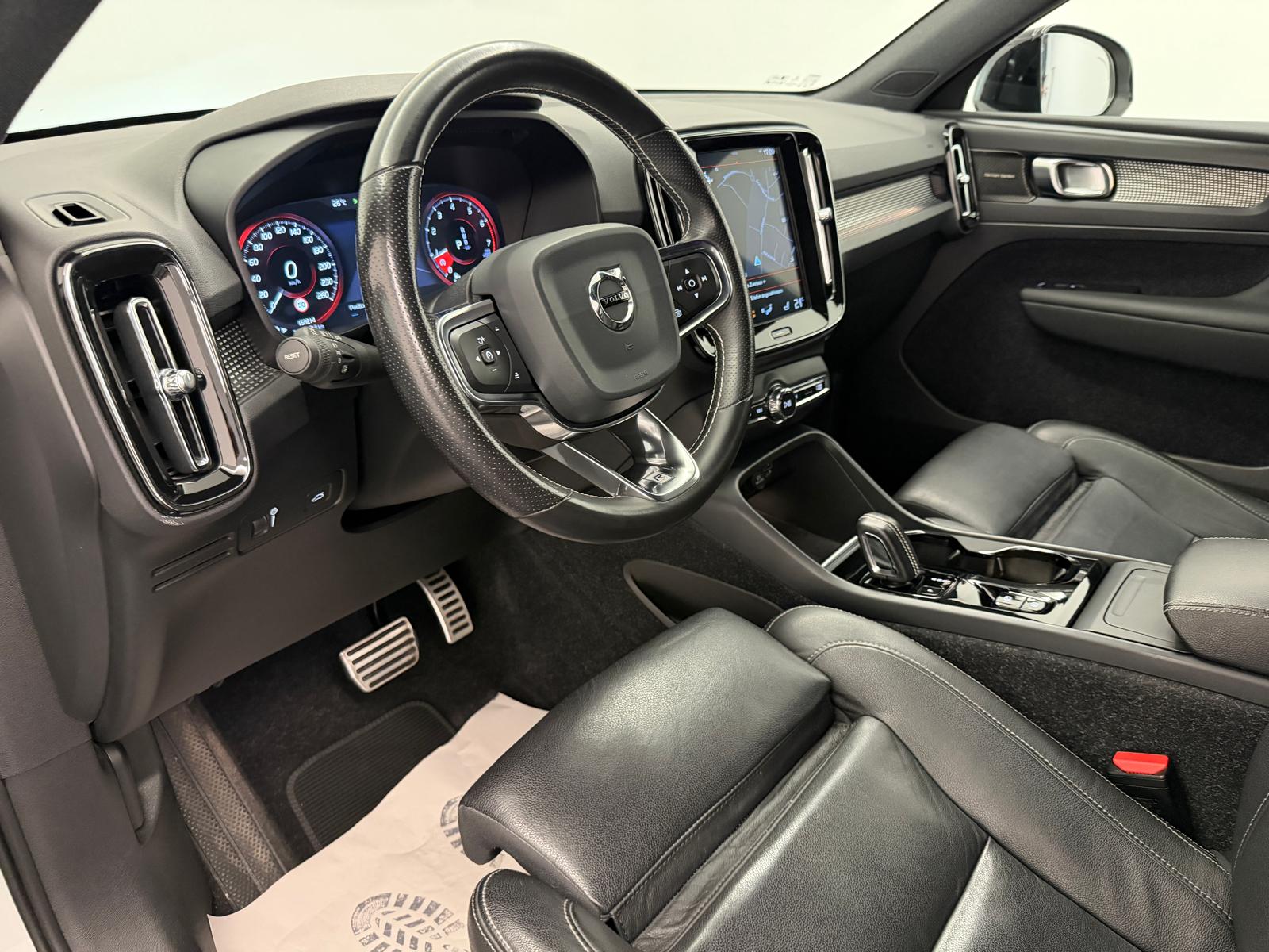 VOLVO XC40 T4 AWD Momentum Geartronic-image-9