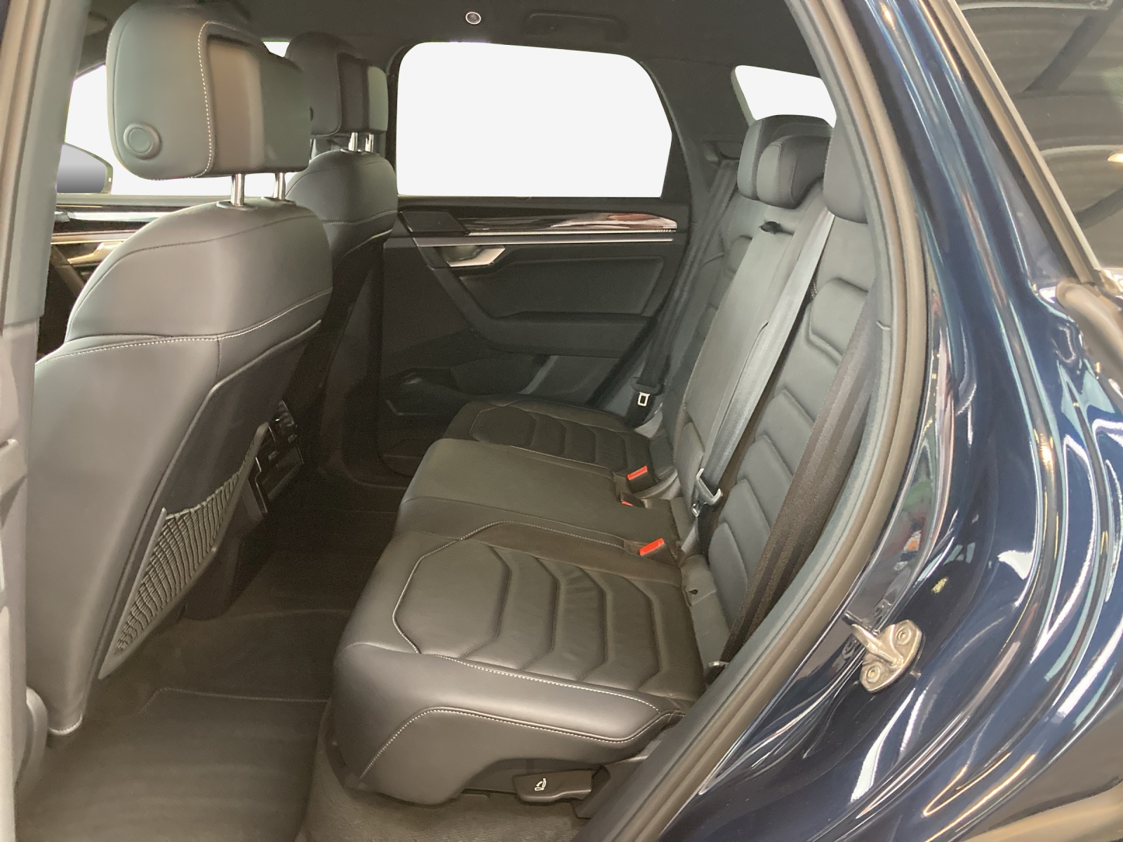 VW Touareg 3.0 TDI R-Line Tiptronic-image-11