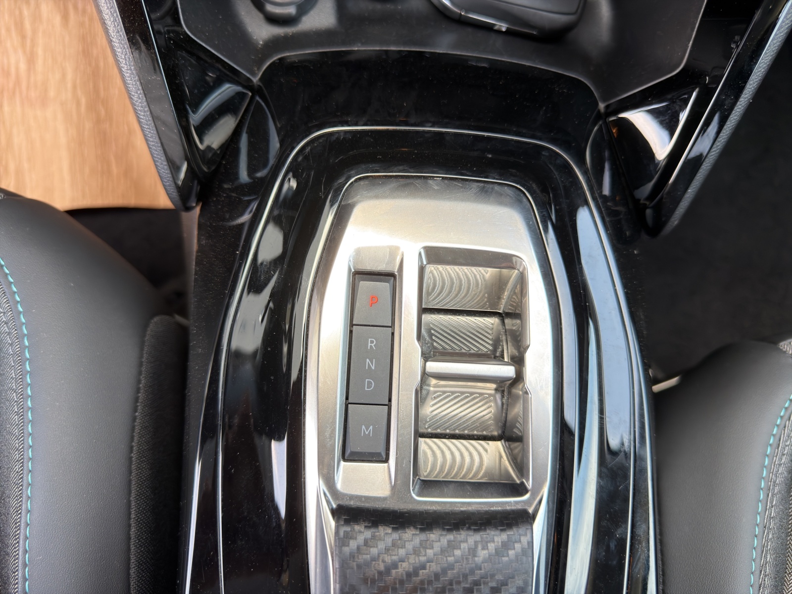 PEUGEOT 208 1.2 PureTech Allure EAT8-image-22