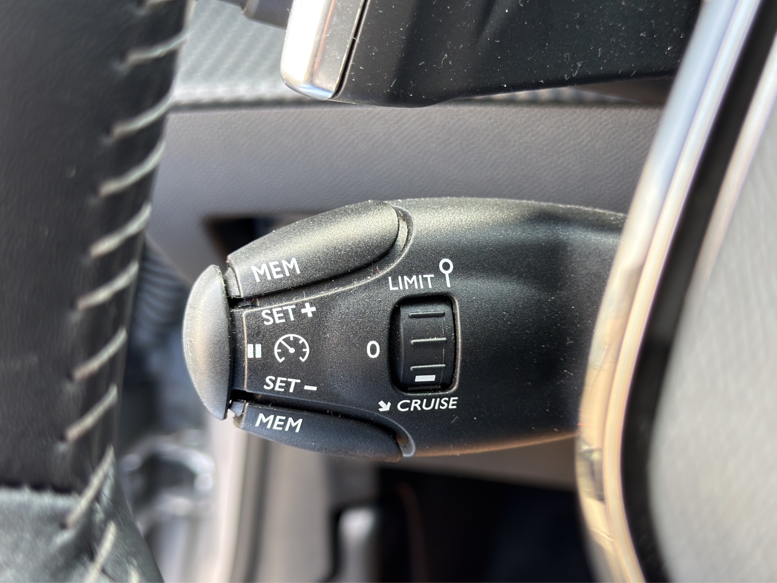 PEUGEOT 208 1.2 PureTech Allure EAT8-image-25