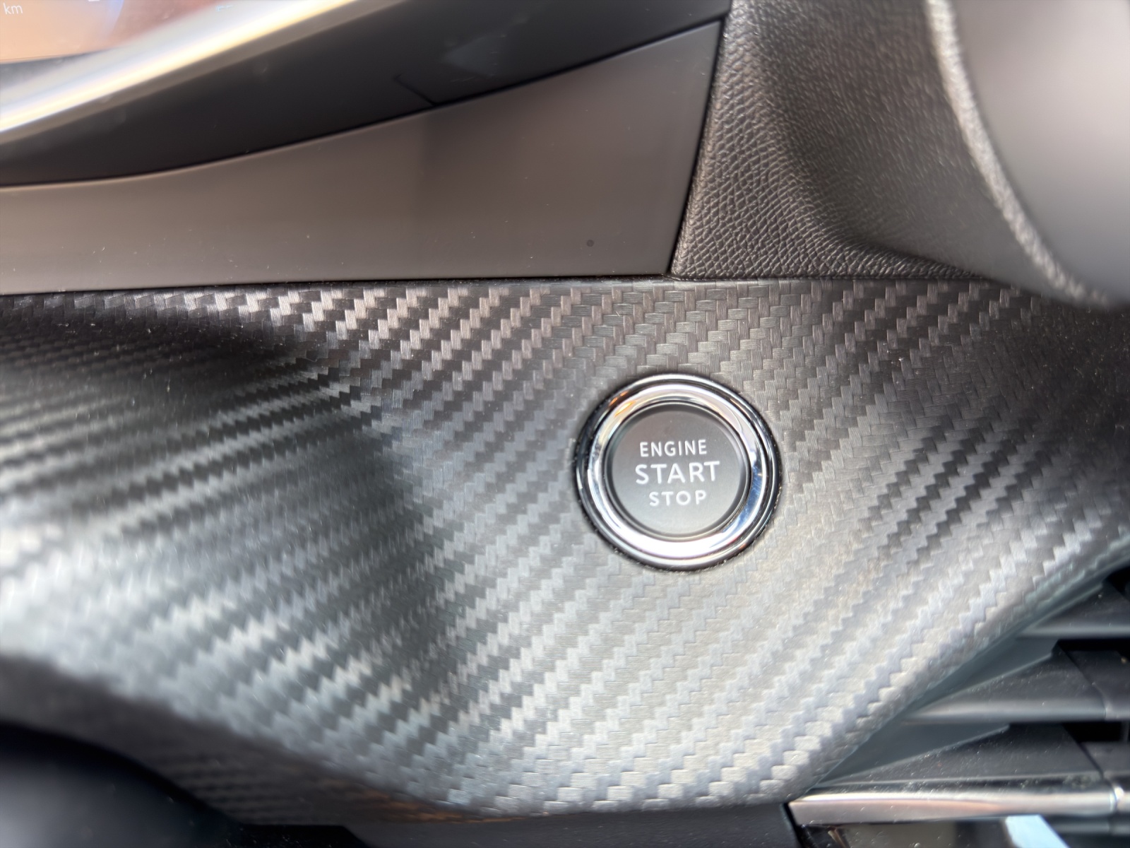 PEUGEOT 208 1.2 PureTech Allure EAT8-image-24