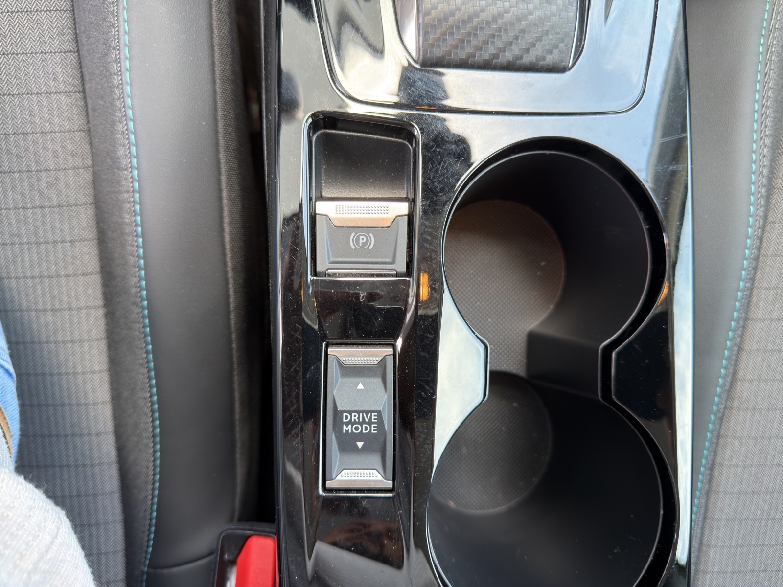PEUGEOT 208 1.2 PureTech Allure EAT8-image-23