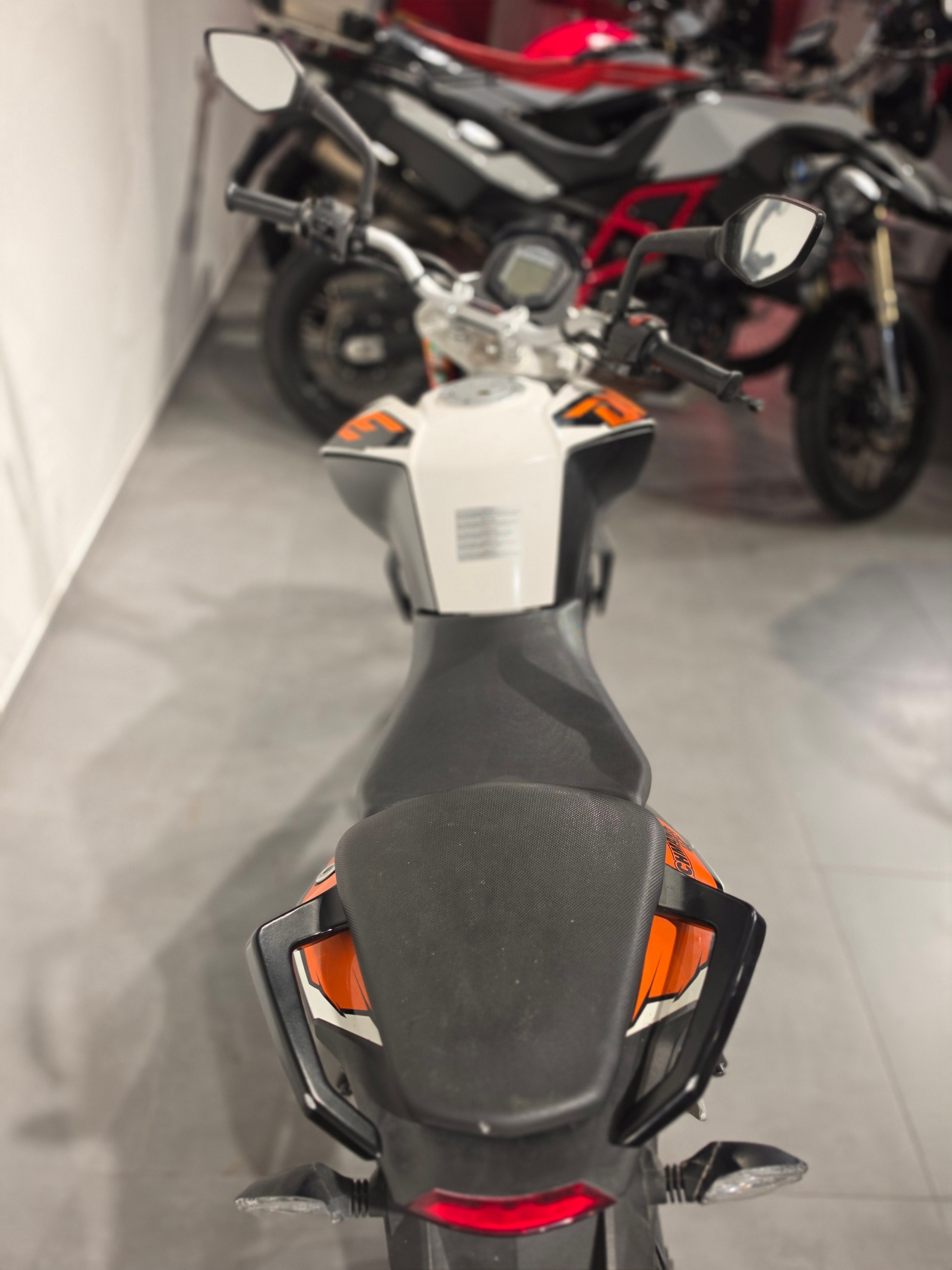 KTM 125 Duke-image-3