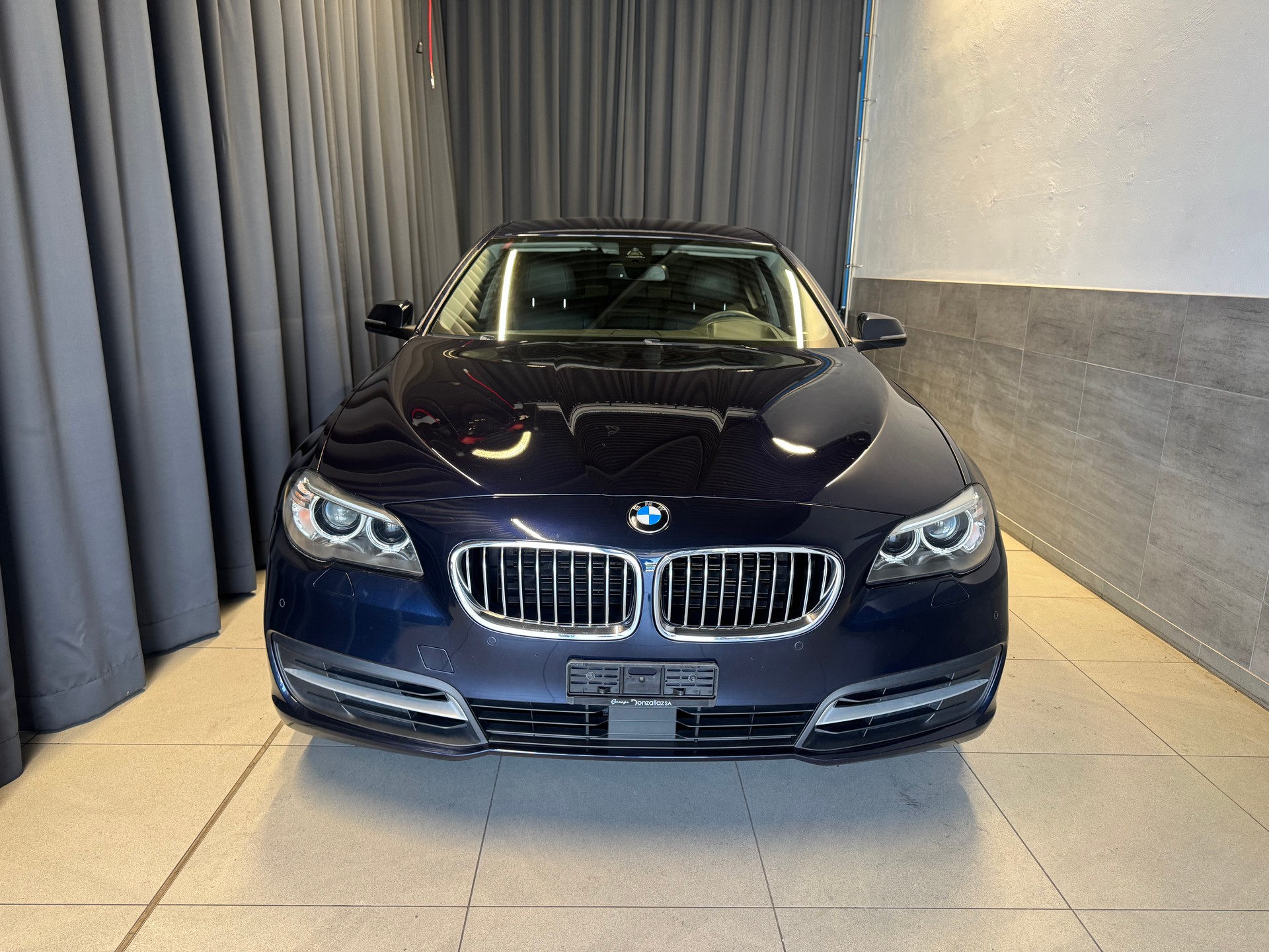 BMW 520i Steptronic (22)-showroom-element-1