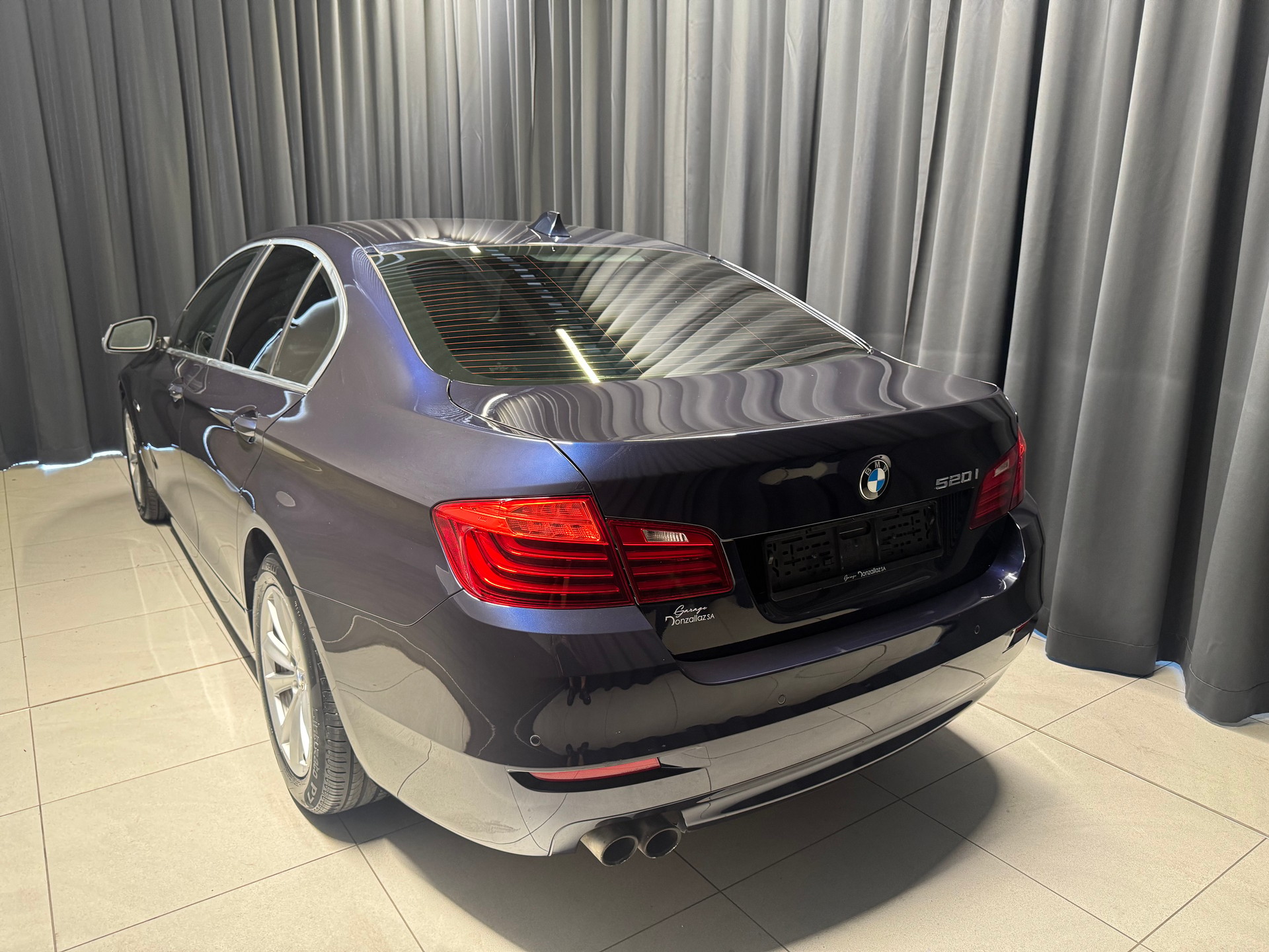 BMW 520i Steptronic (22)-showroom-element-3