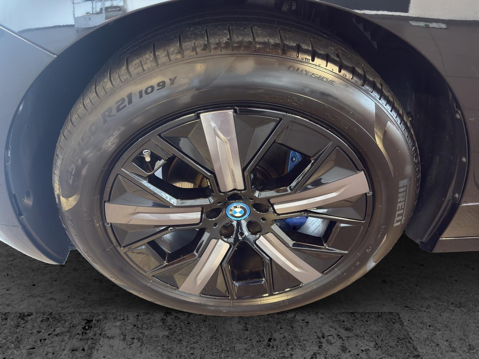 BMW iX M60-image-8