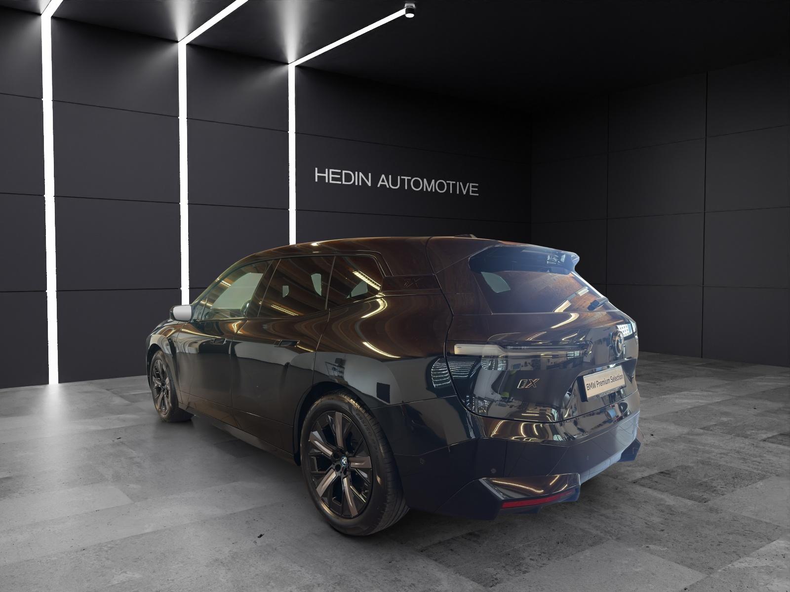 BMW iX M60-showroom-element-2