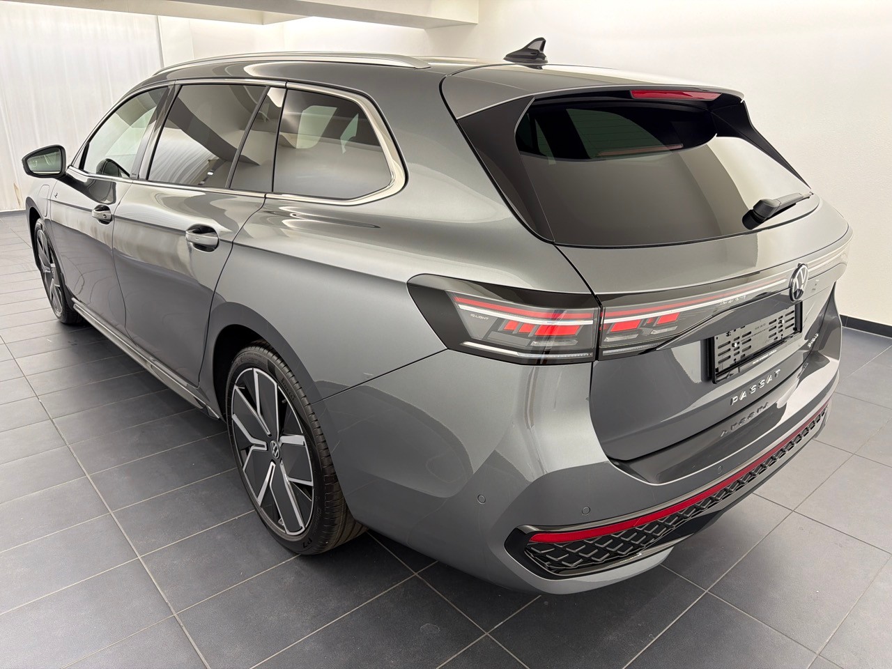 VW Passat 1.5TSI PHEV R-Line-showroom-element-1
