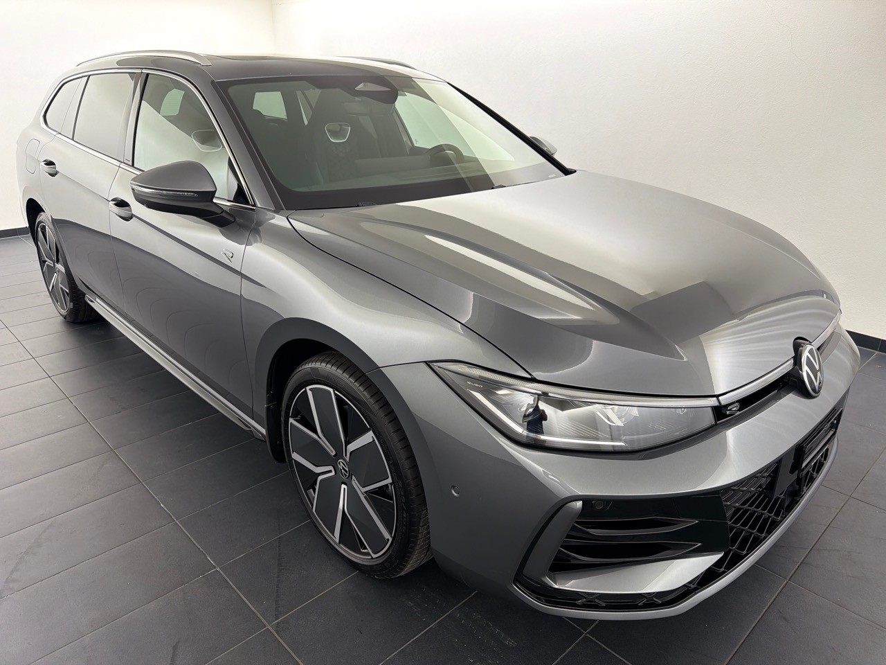 VW Passat 1.5TSI PHEV R-Line-showroom-element-3