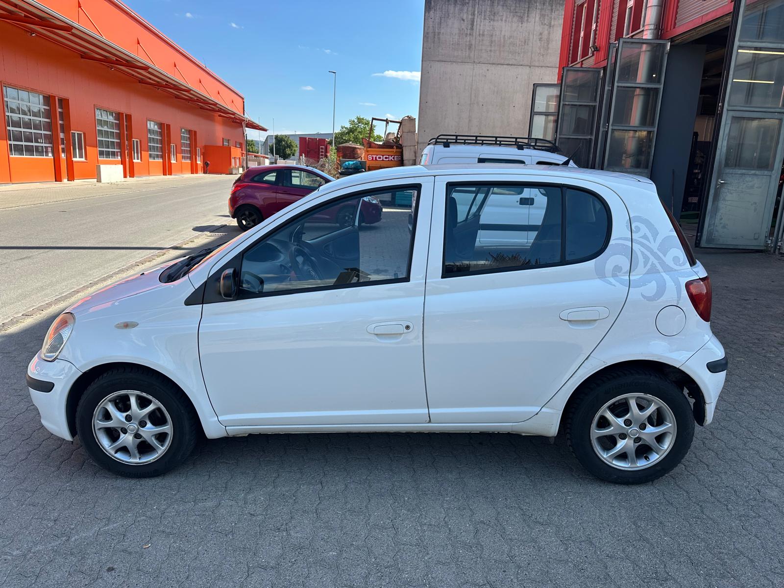 TOYOTA Yaris 1.0 Linea Luna