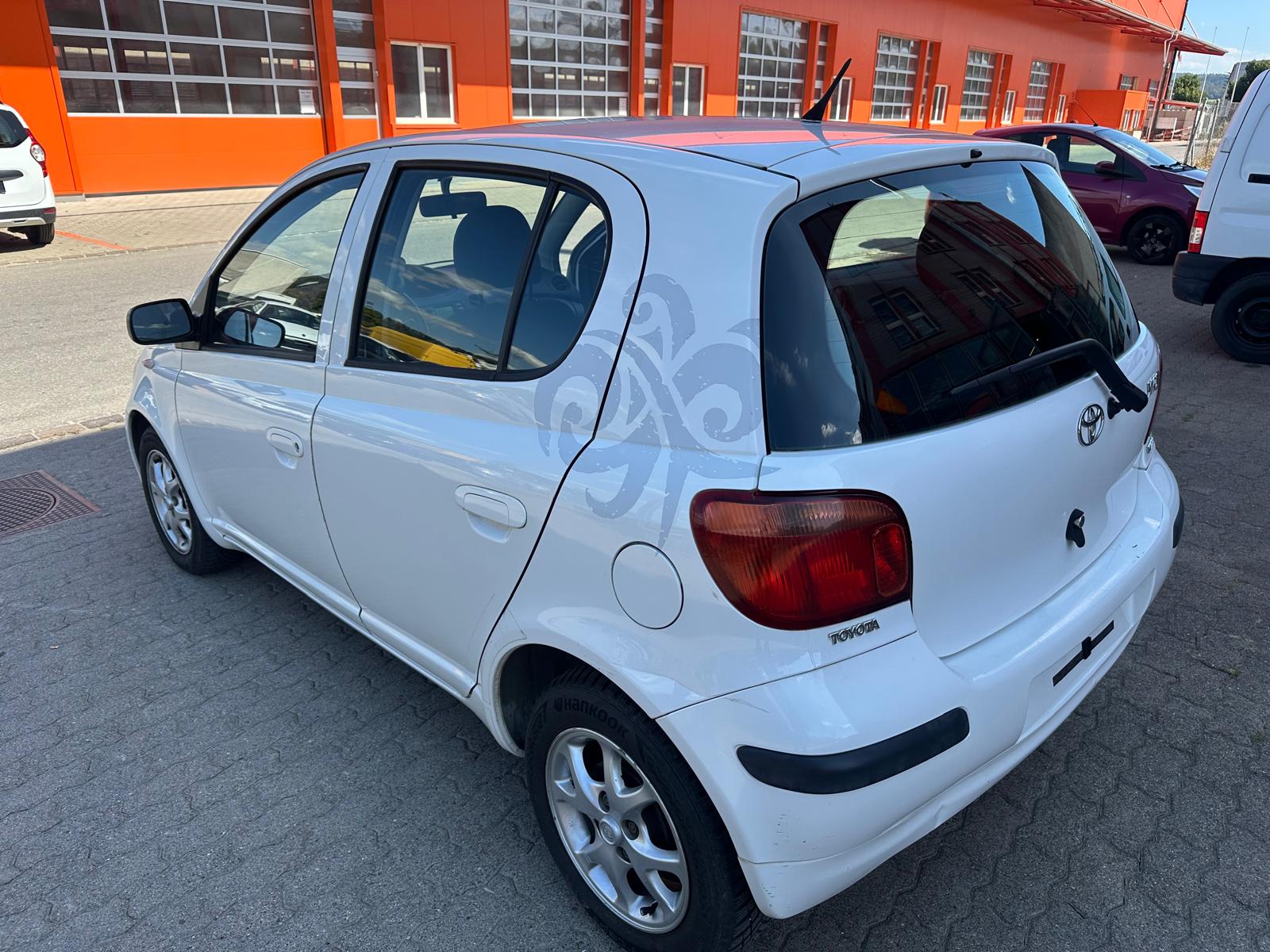 TOYOTA Yaris 1.0 Linea Luna-showroom-element-3