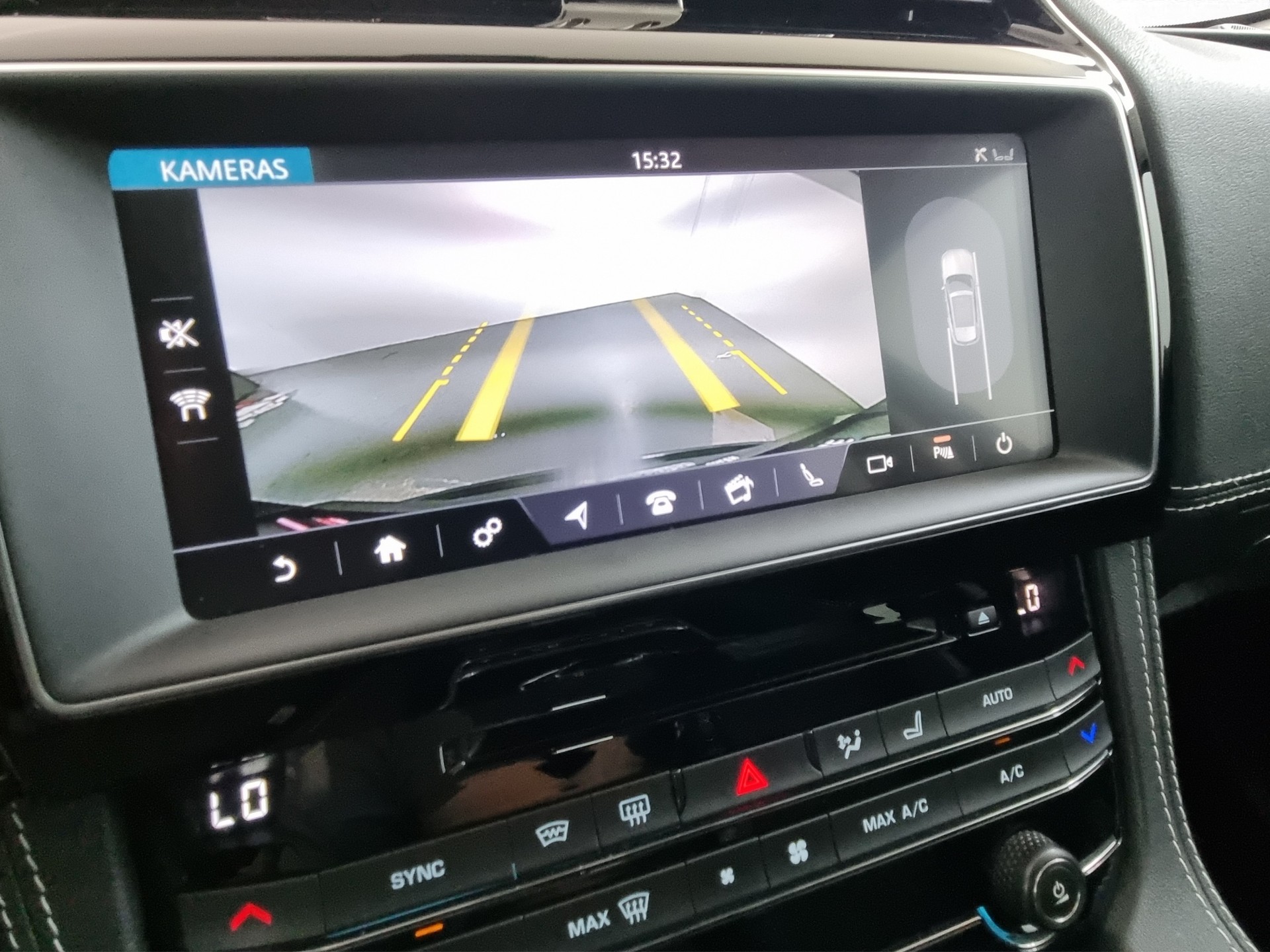 JAGUAR F-Pace 2.0 T 250 R-Sport AWD-image-15