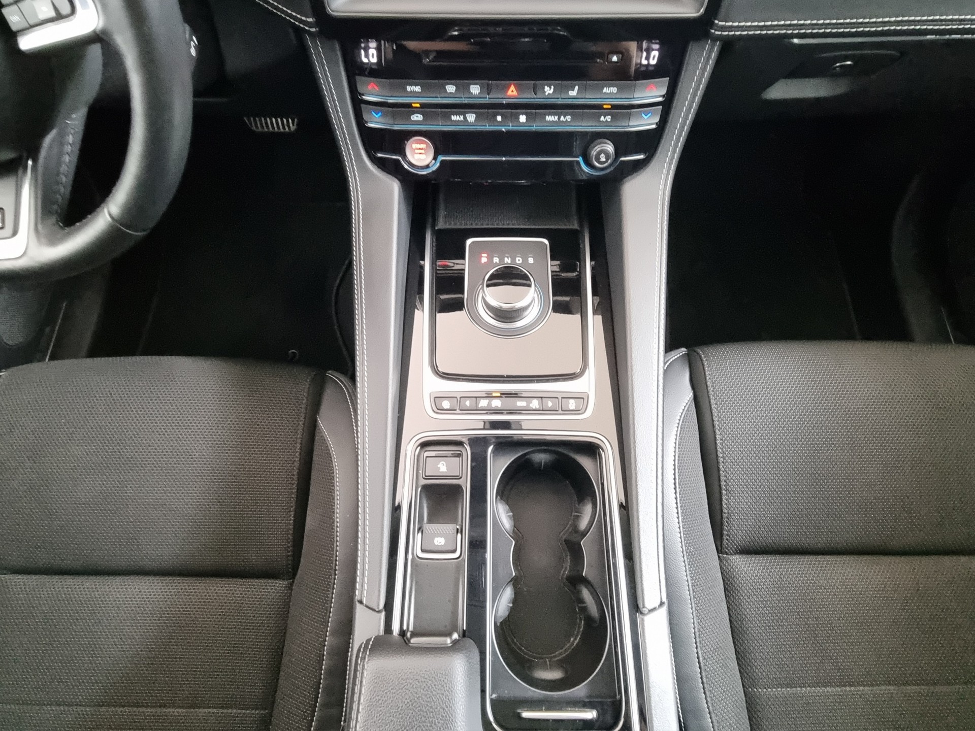 JAGUAR F-Pace 2.0 T 250 R-Sport AWD-image-9