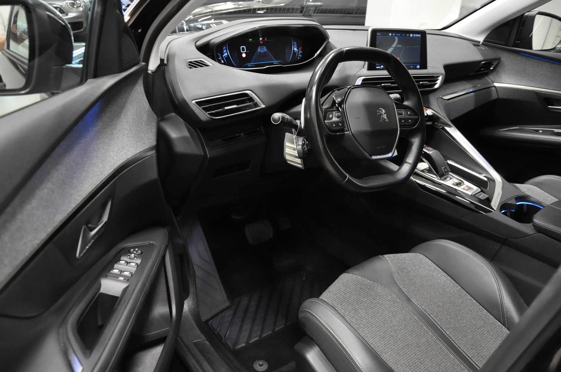 PEUGEOT 3008 1.5 BlueHDi Business Line EAT-image-9
