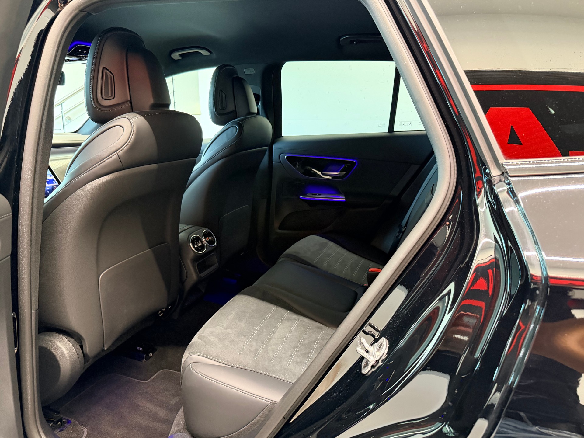 MERCEDES-BENZ GLC 300 d AMG 4Matic 9G-Tronic-image-16