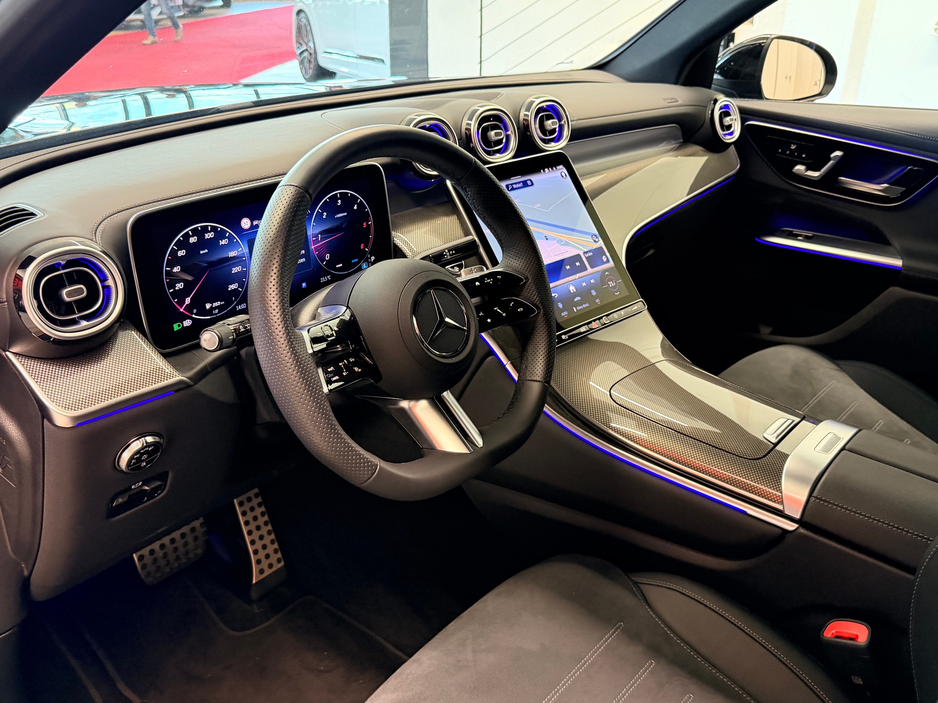 MERCEDES-BENZ GLC 300 d AMG 4Matic 9G-Tronic-image-11