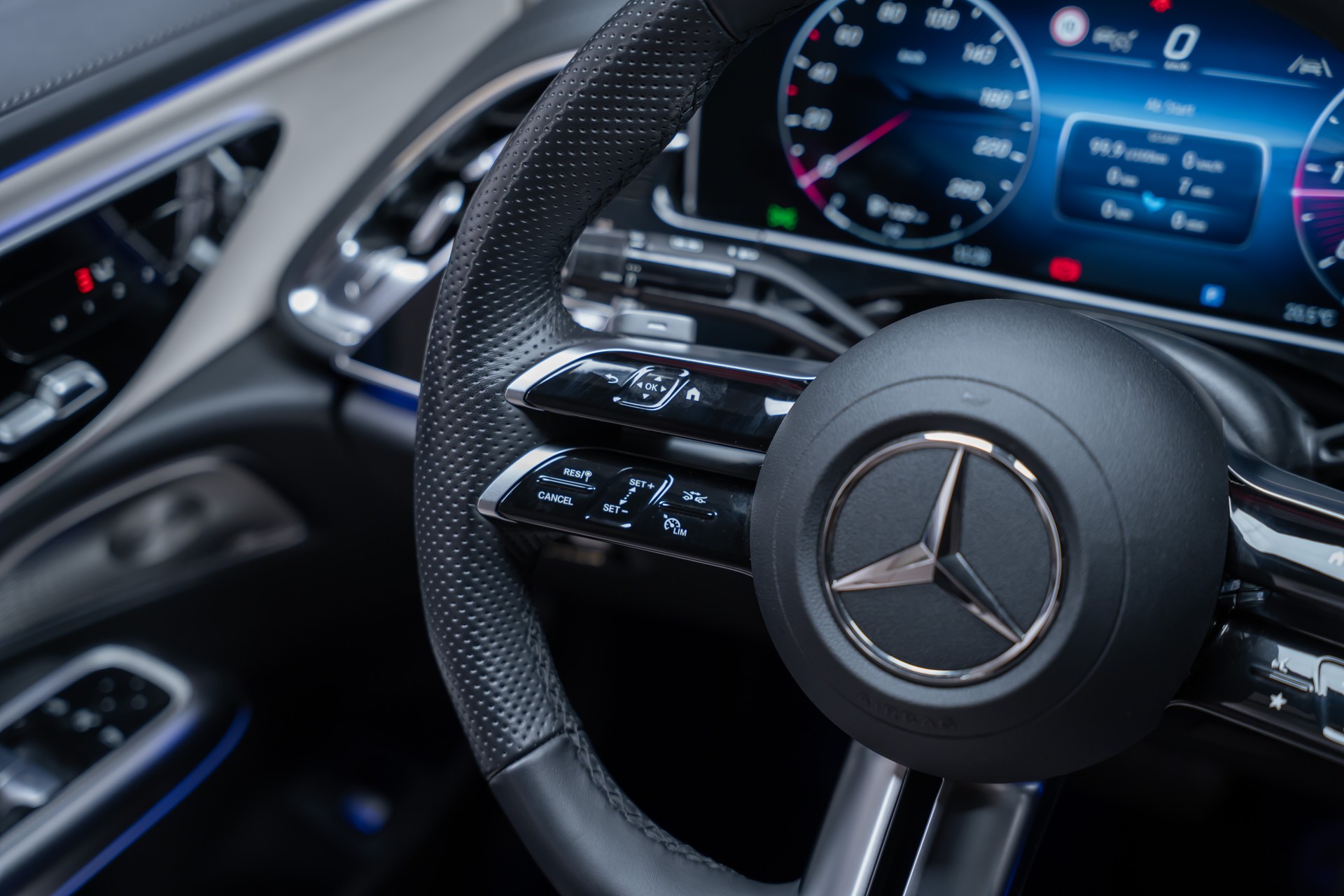 MERCEDES-BENZ E 220 d AMG Line / Hyperscreen / 360°Kamera / Burmester-image-28
