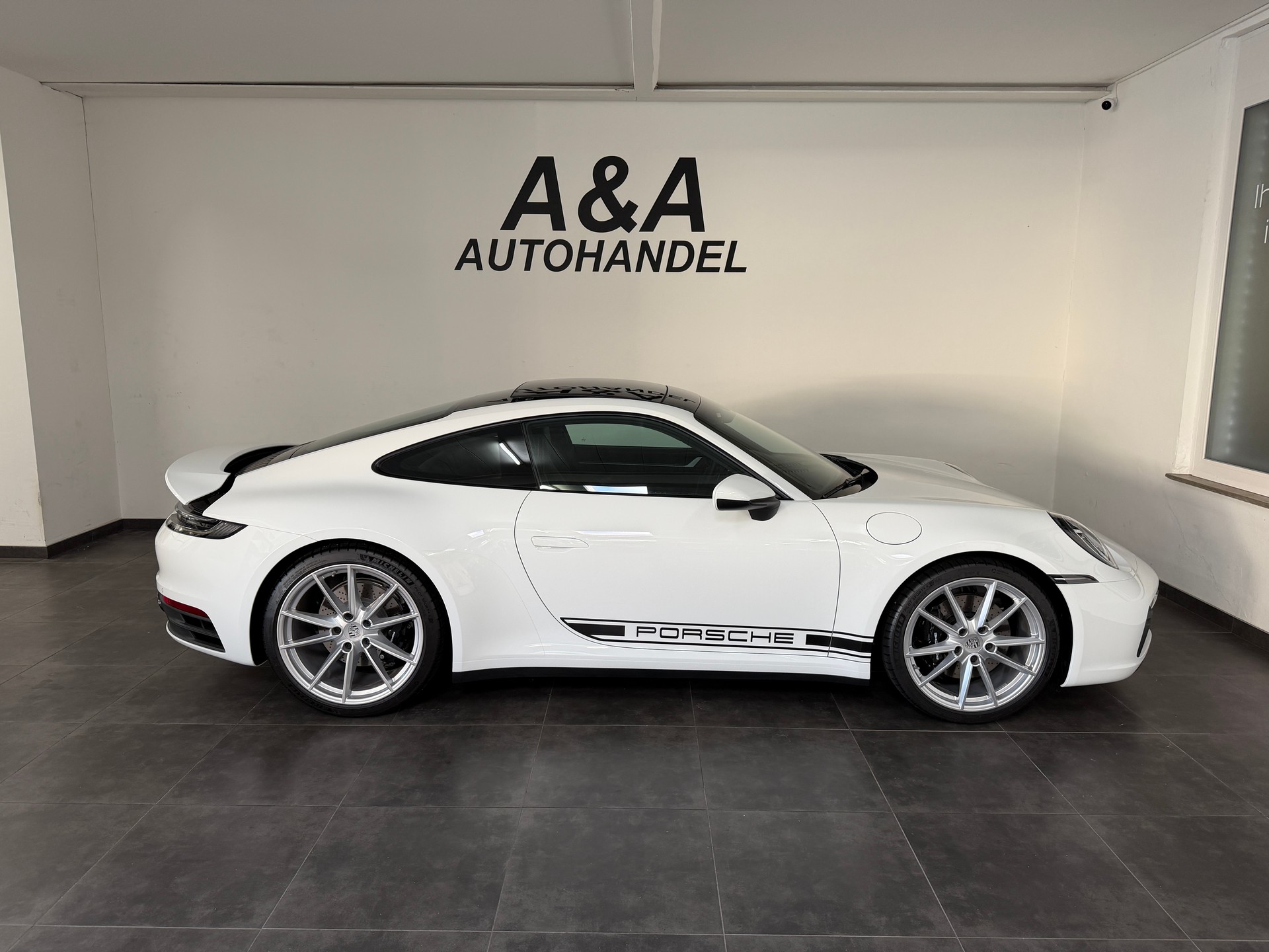 PORSCHE Carrera S-showroom-element-2