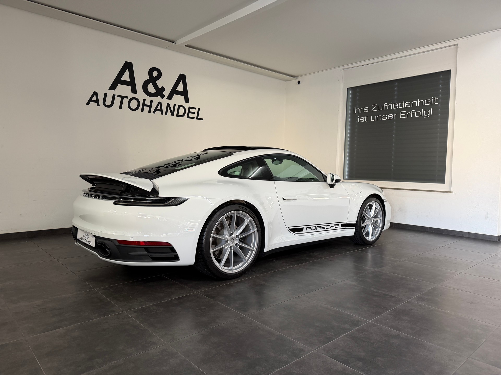 PORSCHE Carrera S-showroom-element-3