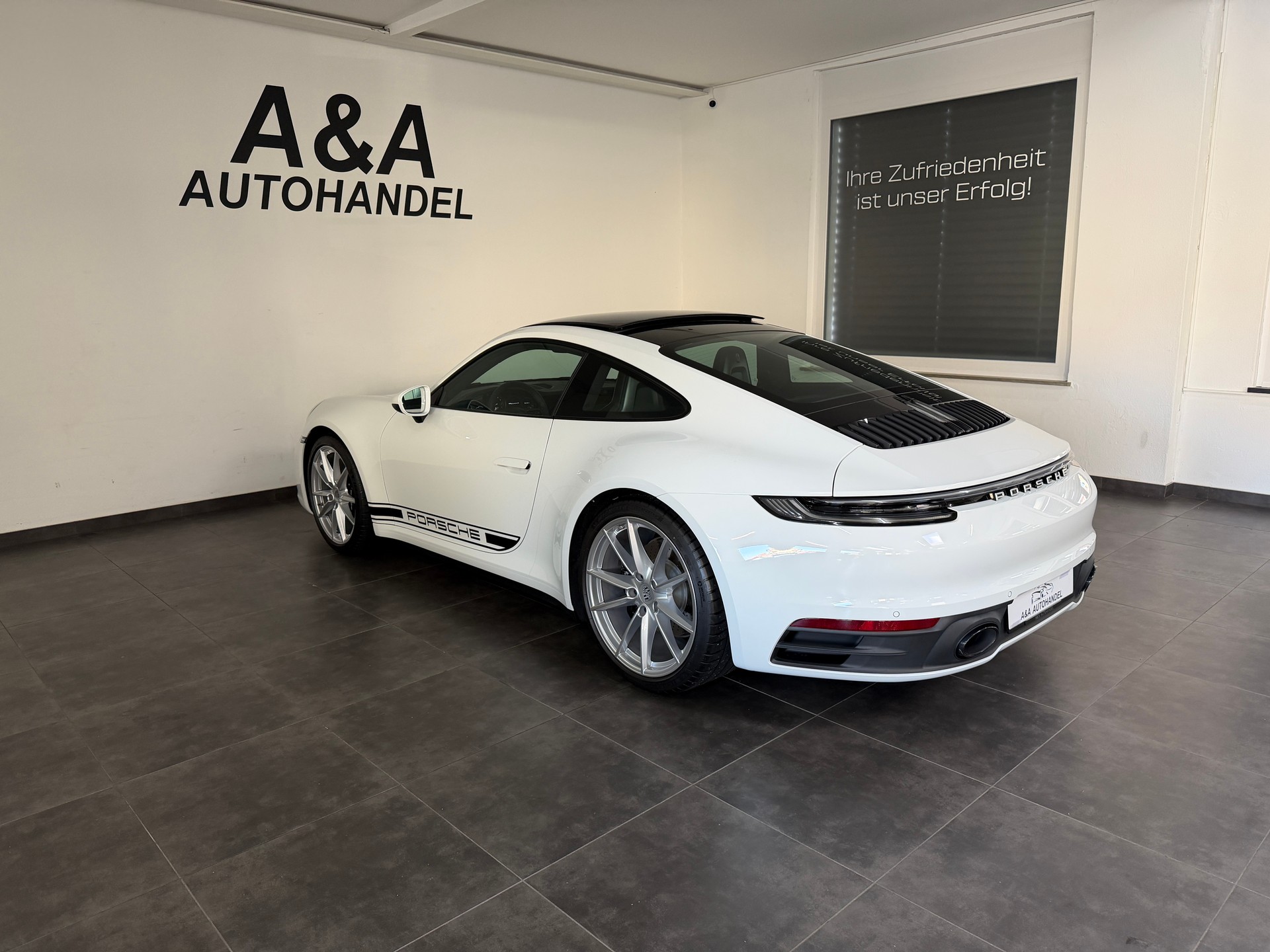 PORSCHE Carrera S-image-5