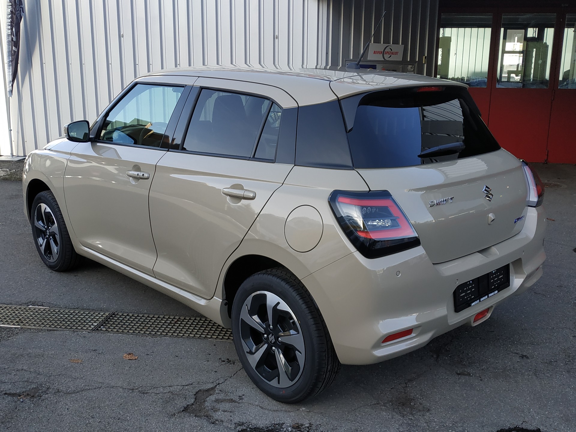 SUZUKI Swift 1.2 Compact Top Hybrid 4x4-image-5