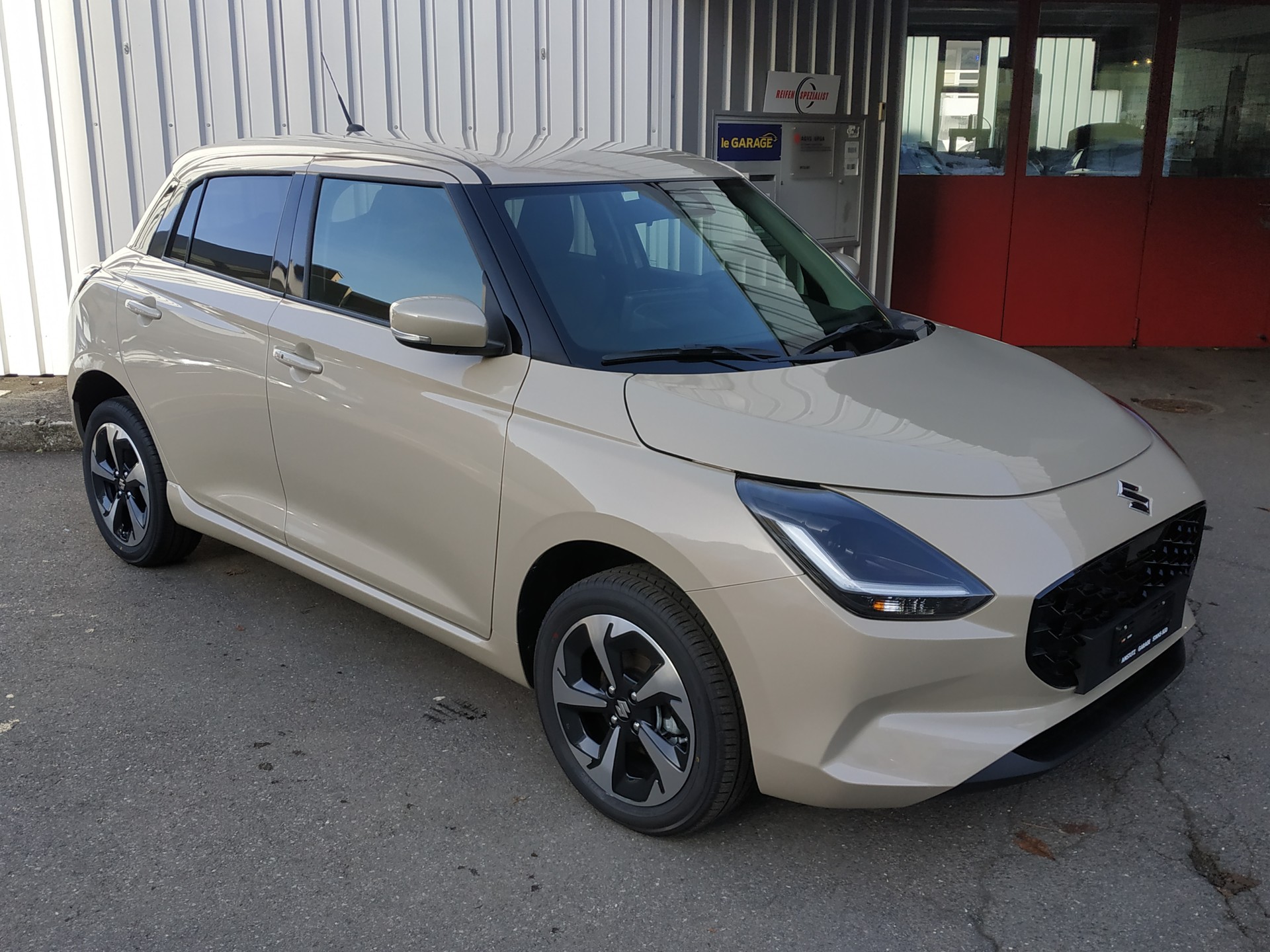 SUZUKI Swift 1.2 Compact Top Hybrid 4x4-showroom-element-1