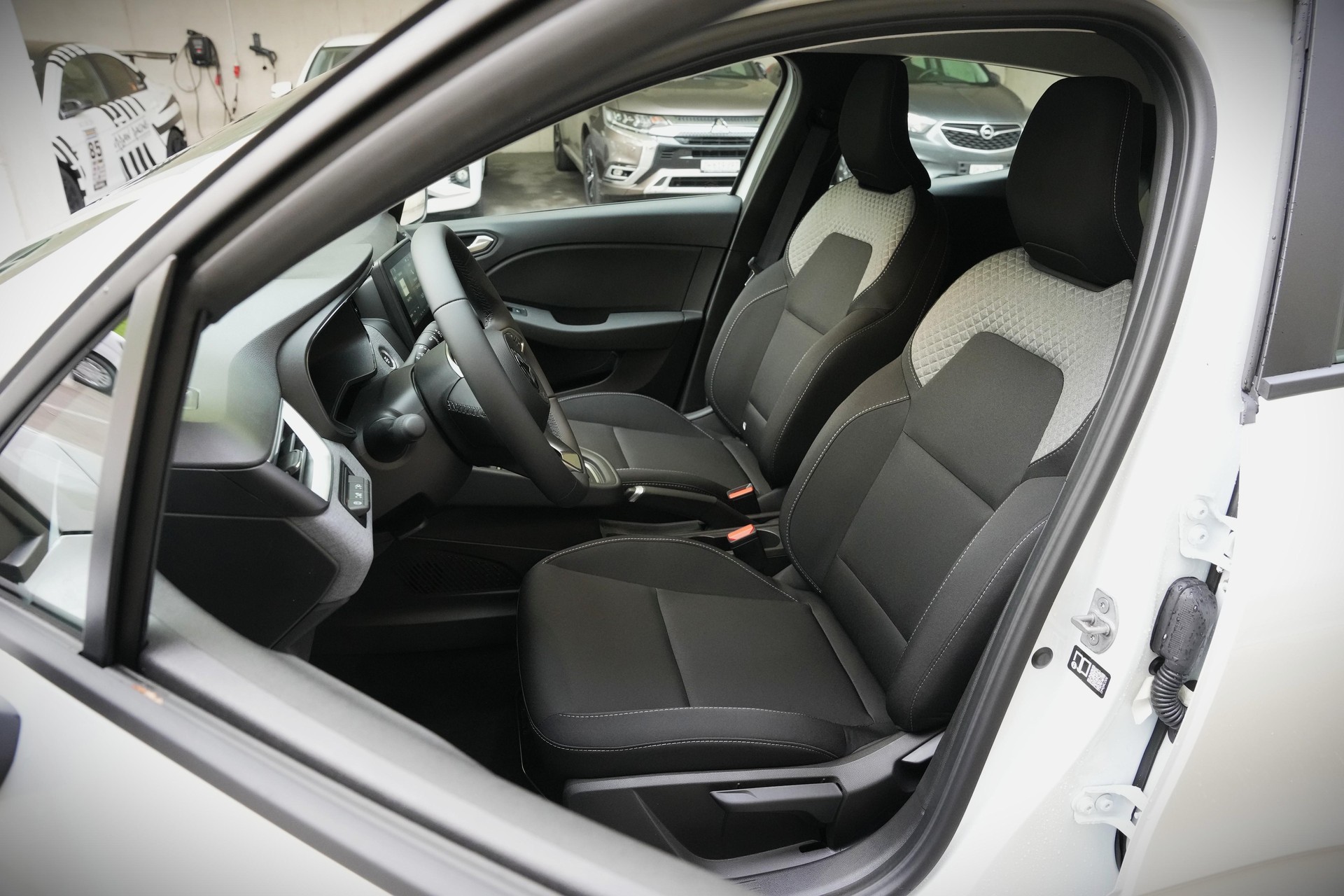 MITSUBISHI Colt 1.6 HEV Invite-image-7