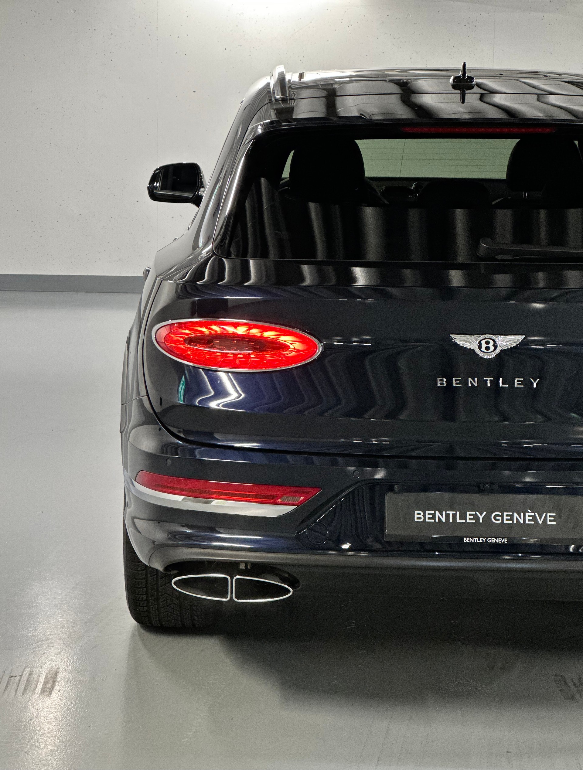 BENTLEY Bentayga V8-image-17