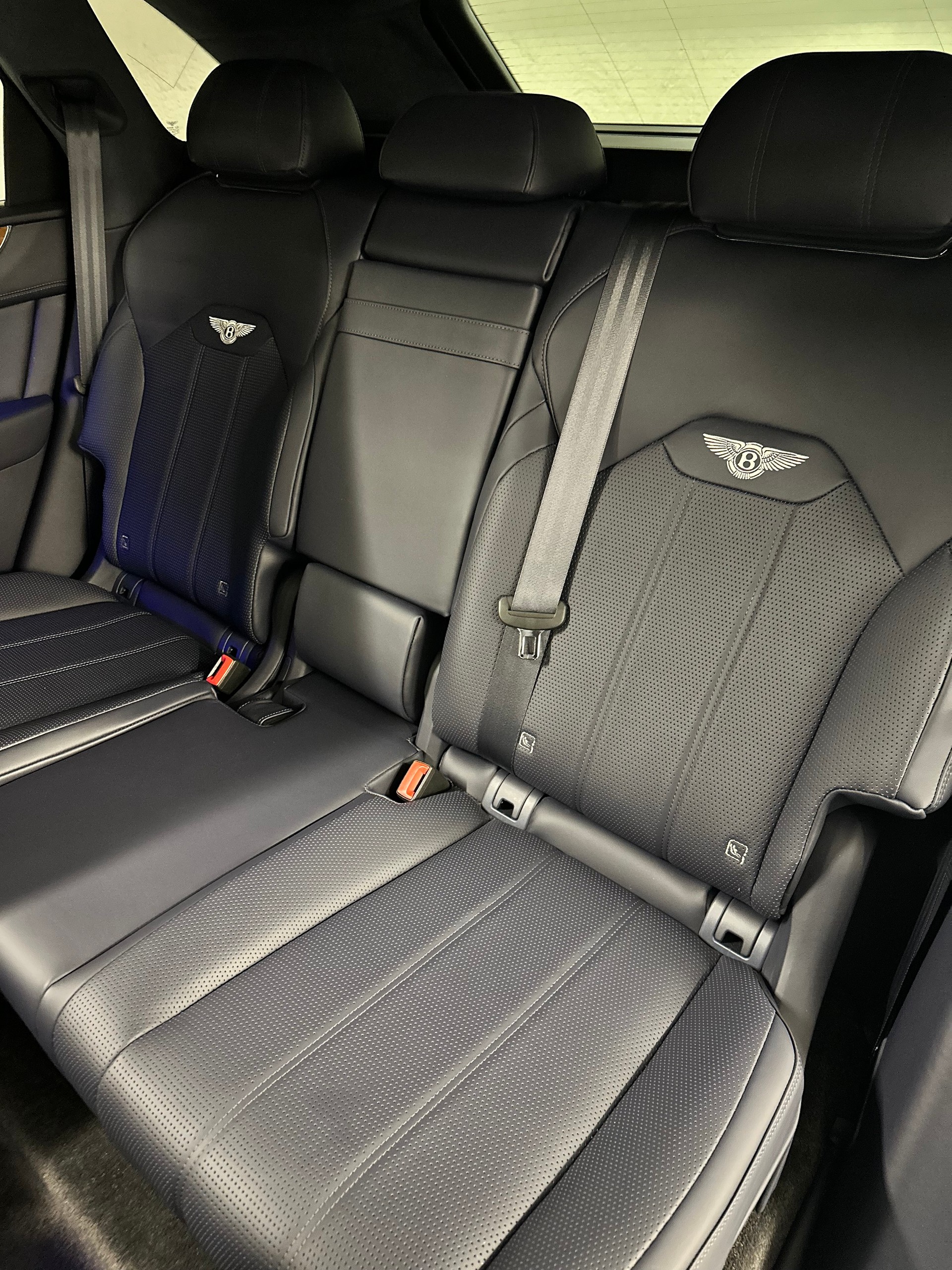 BENTLEY Bentayga V8-image-11